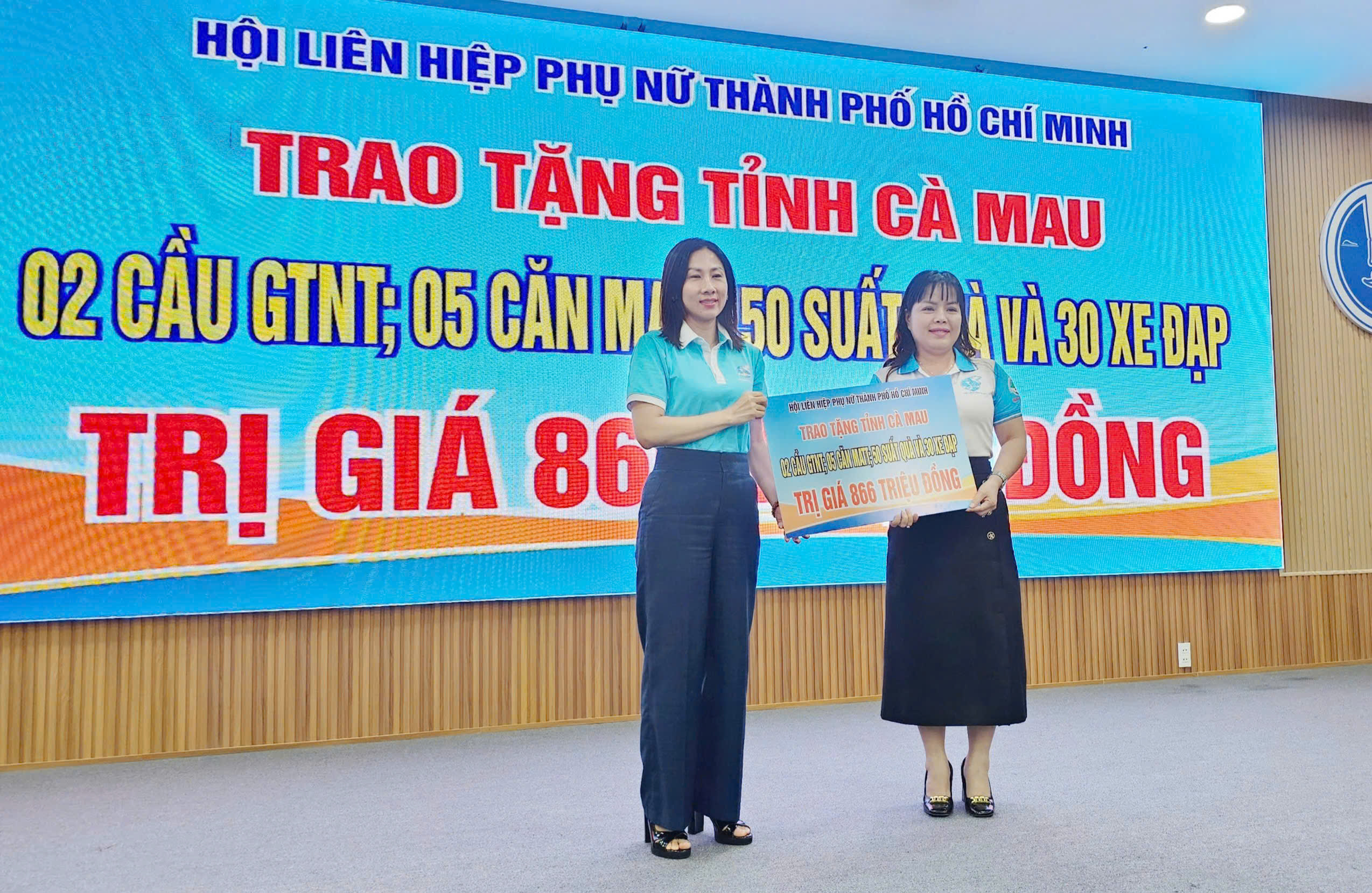 B&aacute;o Người Lao Động trao tặng cờ Tổ quốc v&agrave; học bổng tại C&agrave; Mau v&agrave; Hậu Giang- Ảnh 18.