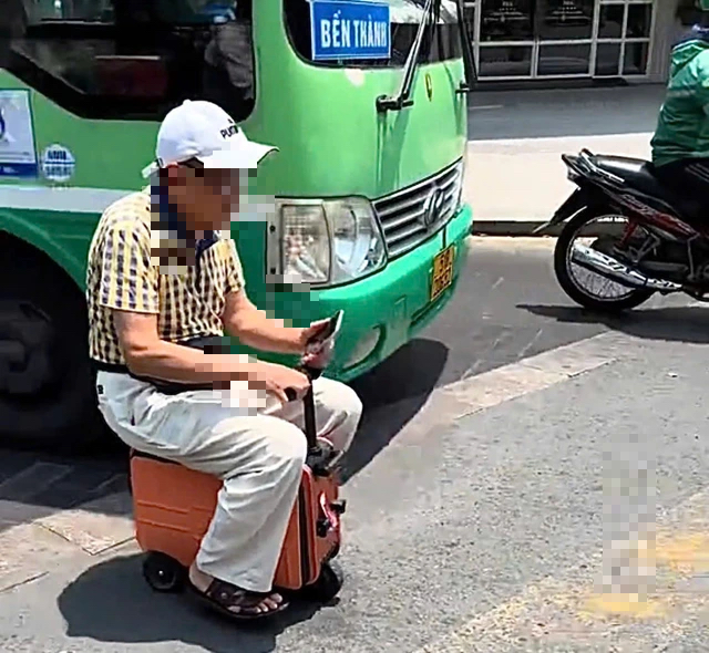 Mạng x&atilde; hội chia sẻ người đ&agrave;n &ocirc;ng l&aacute;i vali ở trung t&acirc;m TP HCM- Ảnh 1.