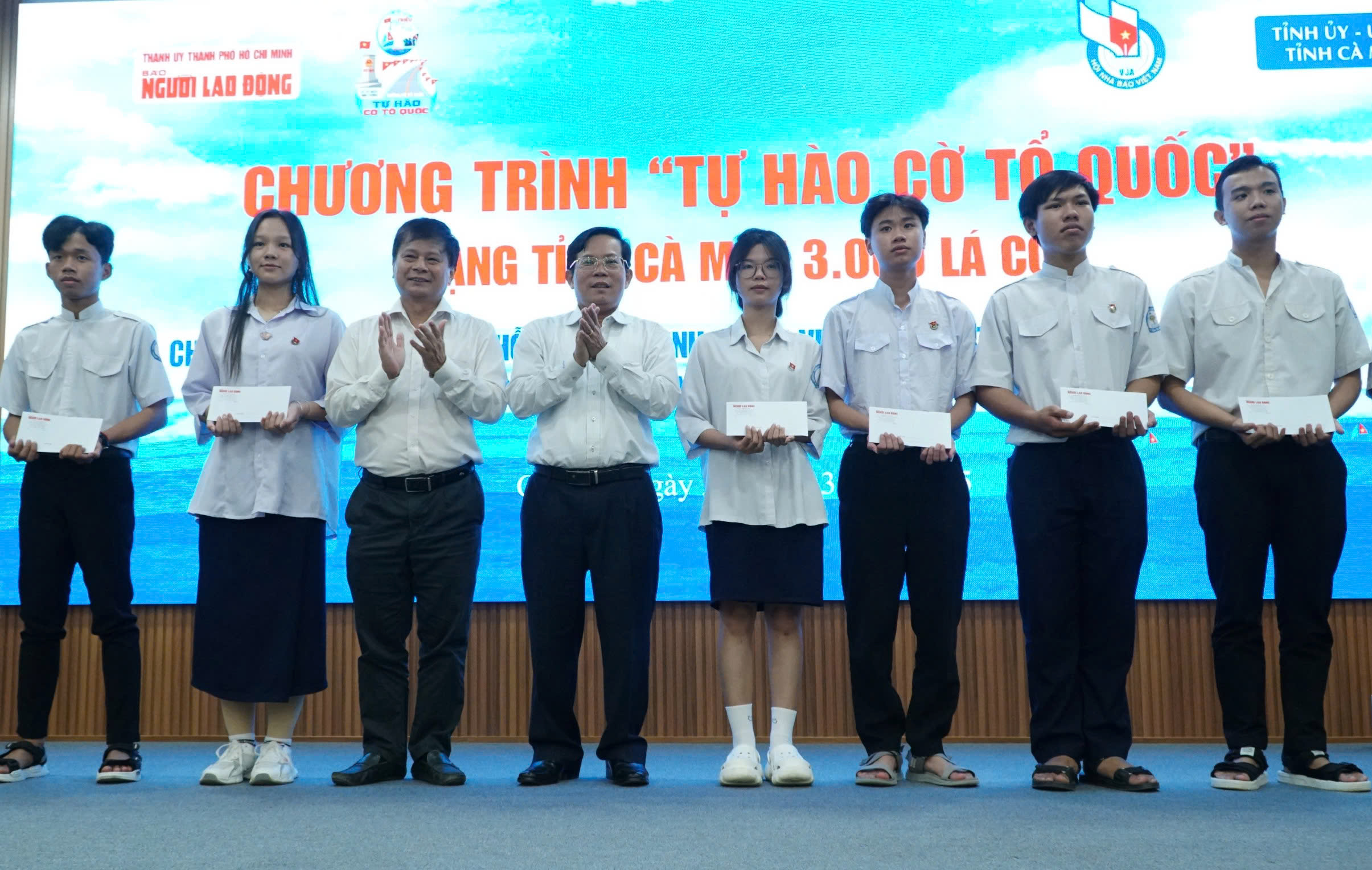 B&aacute;o Người Lao Động trao tặng cờ Tổ quốc v&agrave; học bổng tại C&agrave; Mau v&agrave; Hậu Giang- Ảnh 6.