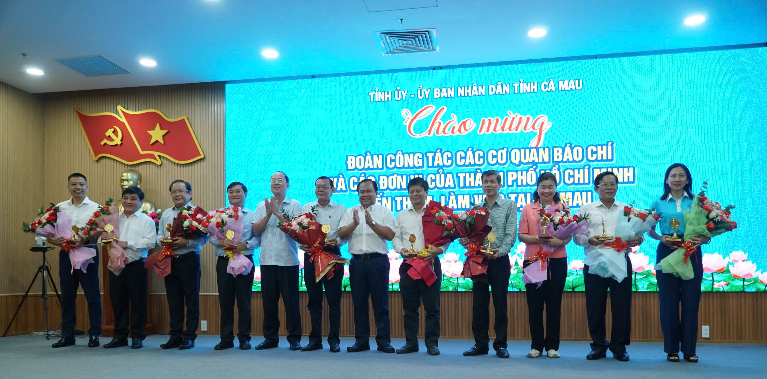 B&aacute;o Người Lao Động trao tặng cờ Tổ quốc v&agrave; học bổng tại C&agrave; Mau v&agrave; Hậu Giang- Ảnh 19.