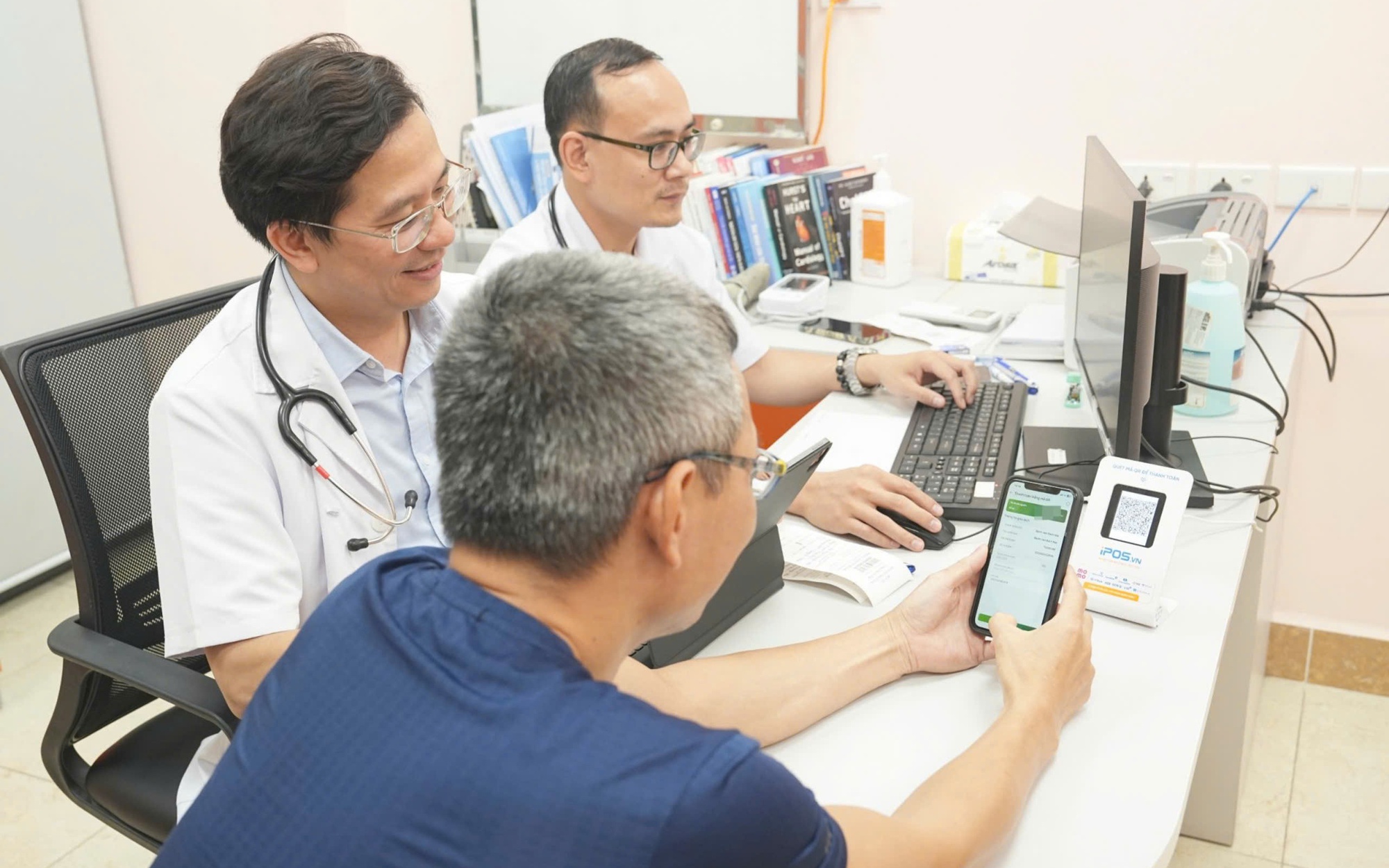 Lãnh đạo bệnh viện bày cách để người bệnh đỡ chờ đợi, xếp hàng