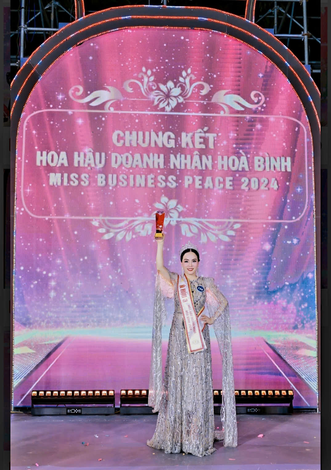 &Aacute; hậu 3 Hoa hậu Doanh nh&acirc;n H&ograve;a b&igrave;nh trả vương miện sau đăng quang- Ảnh 1.