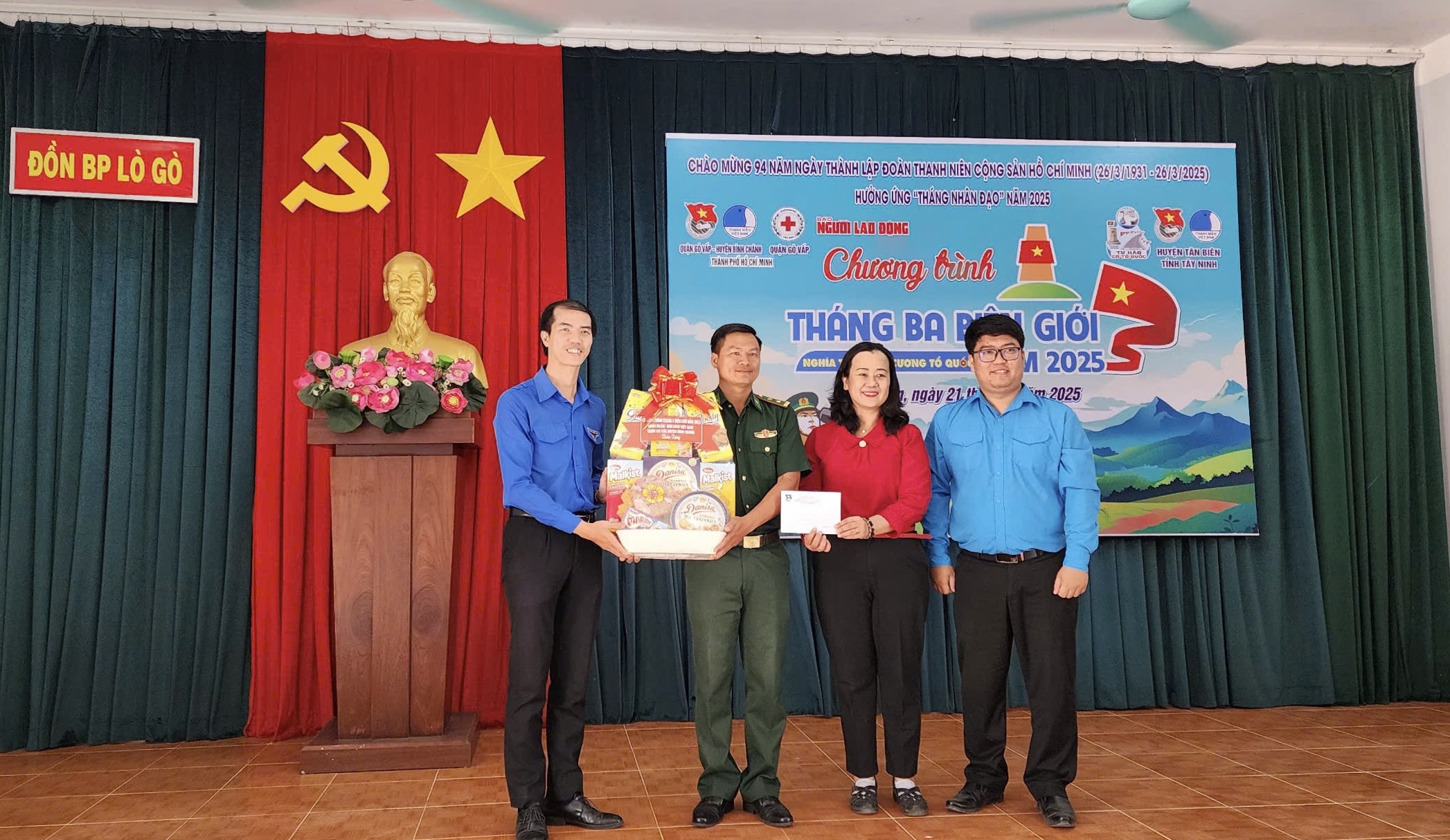 B&aacute;o Người Lao Động tặng cờ Tổ quốc ở T&acirc;y Ninh- Ảnh 4.