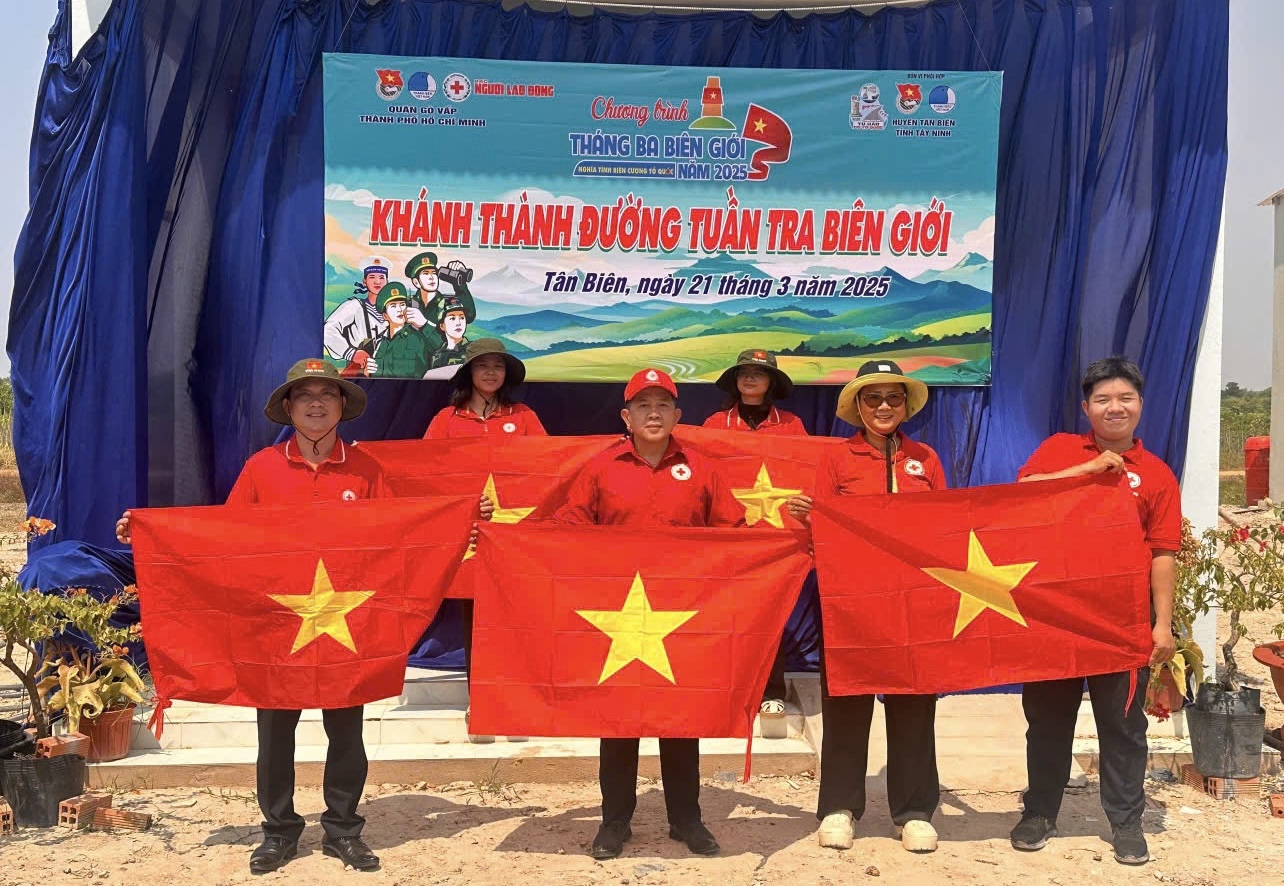 B&aacute;o Người Lao Động tặng cờ Tổ quốc ở T&acirc;y Ninh- Ảnh 3.