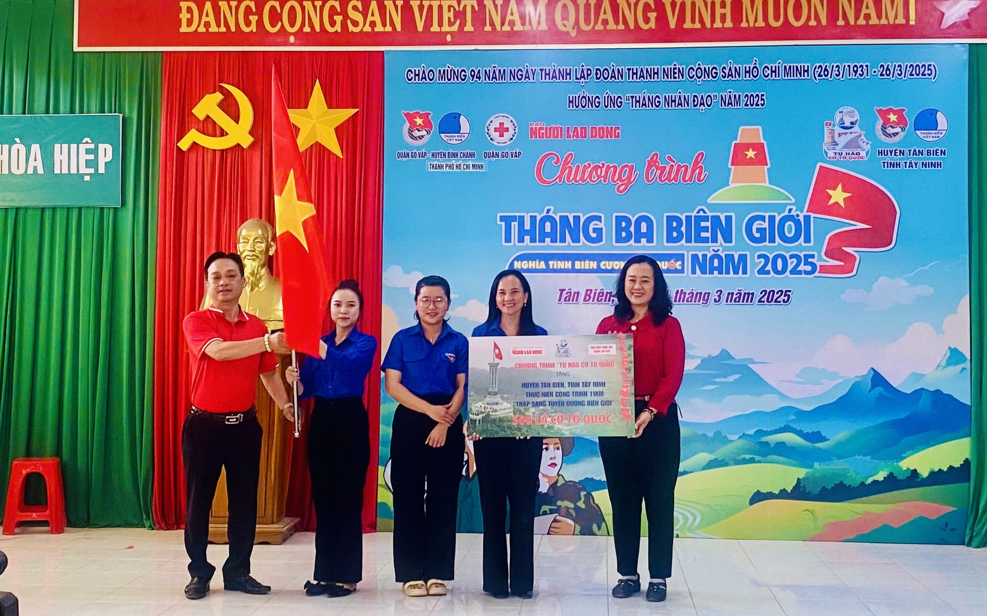 Báo Người Lao Động tặng cờ Tổ quốc ở Tây Ninh