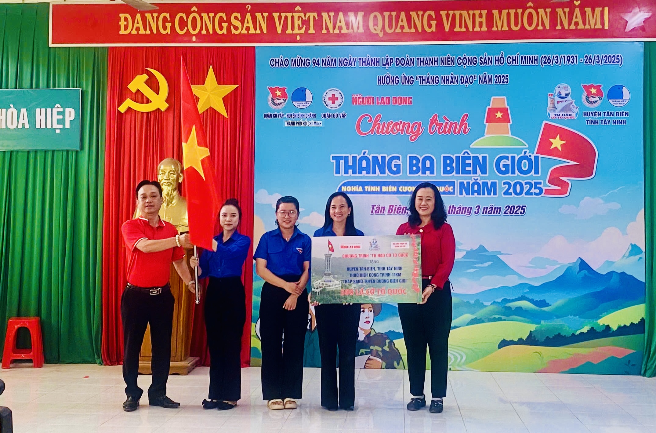 B&aacute;o Người Lao Động tặng cờ Tổ quốc ở T&acirc;y Ninh- Ảnh 1.