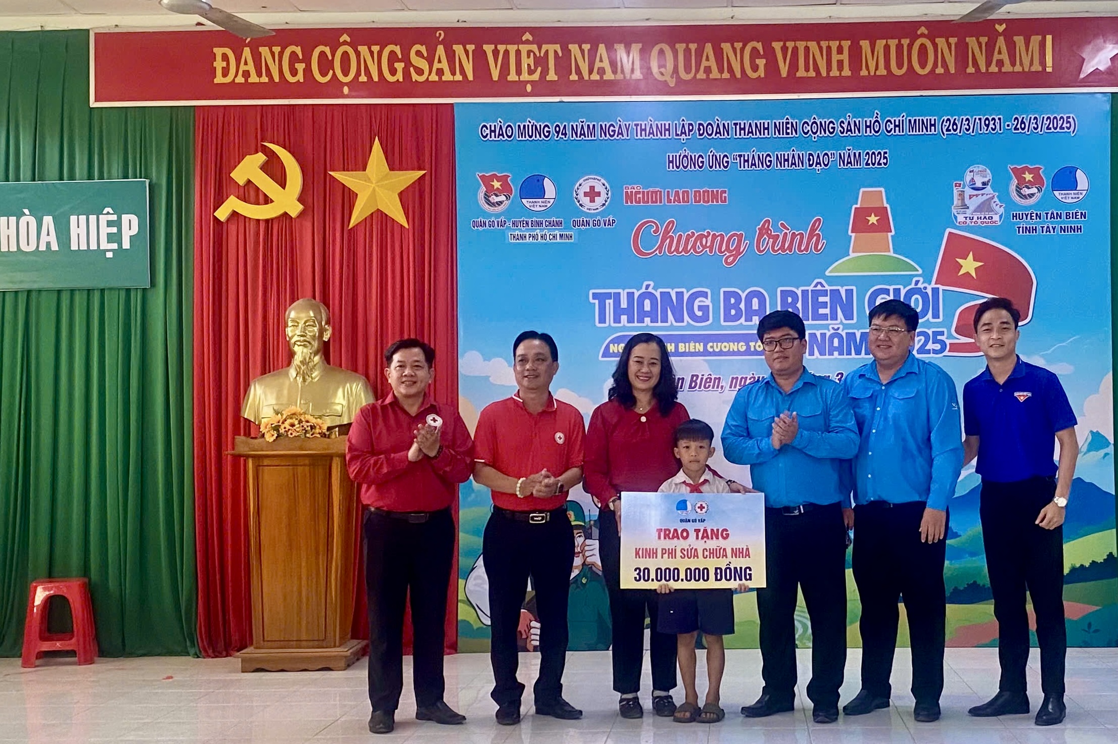 B&aacute;o Người Lao Động tặng cờ Tổ quốc ở T&acirc;y Ninh- Ảnh 2.