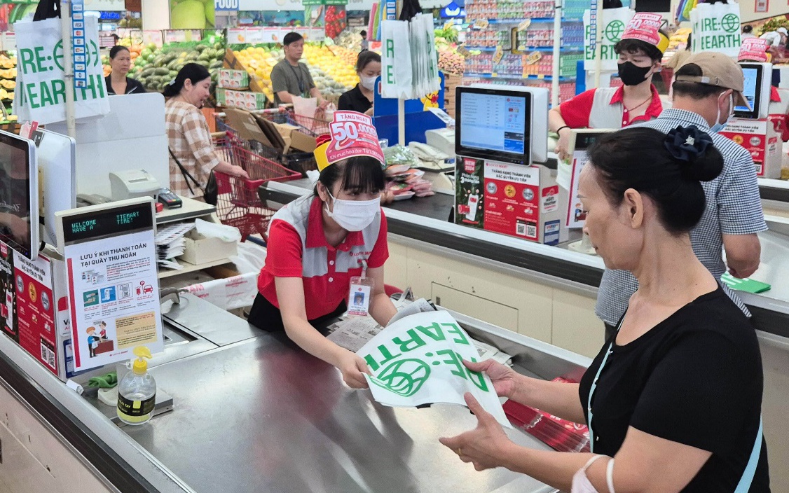 LOTTE Mart khuyến khích khách hàng giảm thiểu túi nilon