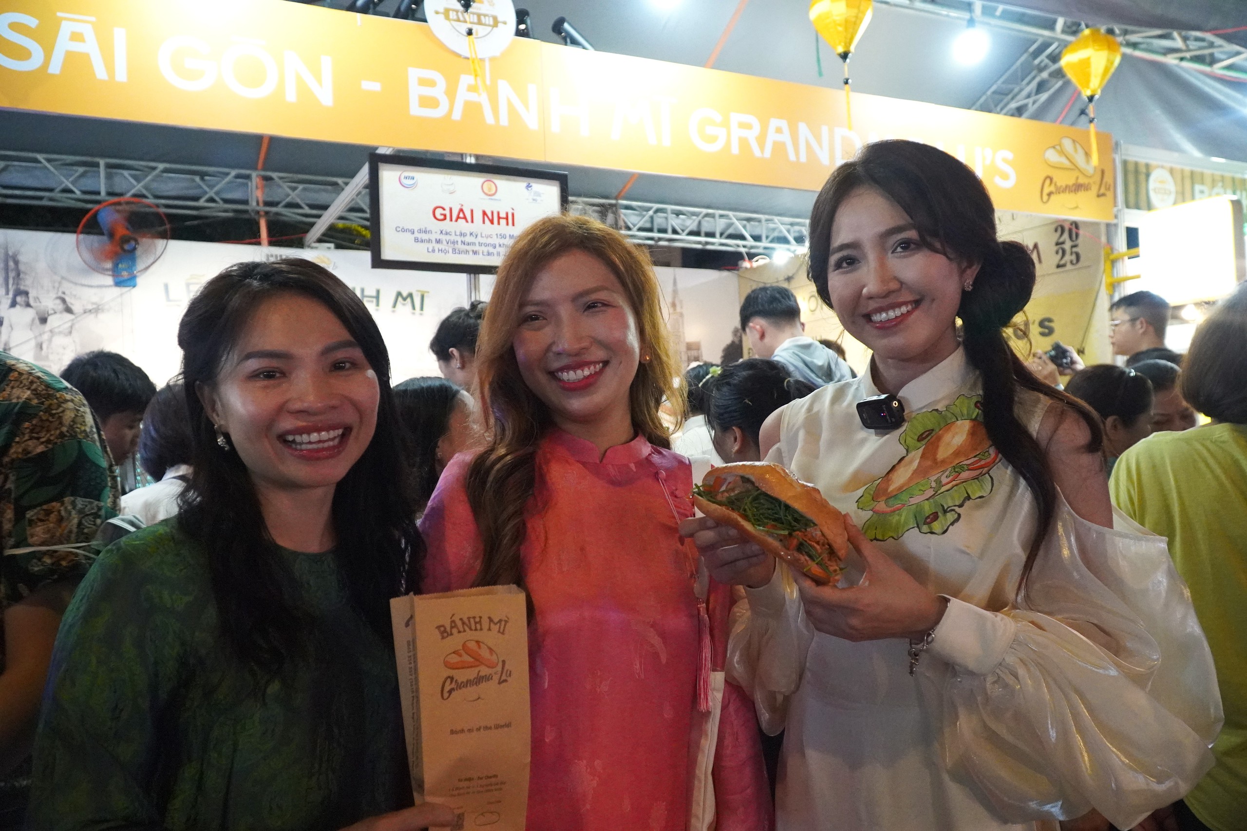 VIDEO: Chen nhau mua b&aacute;nh m&igrave; tại TP HCM- Ảnh 4.