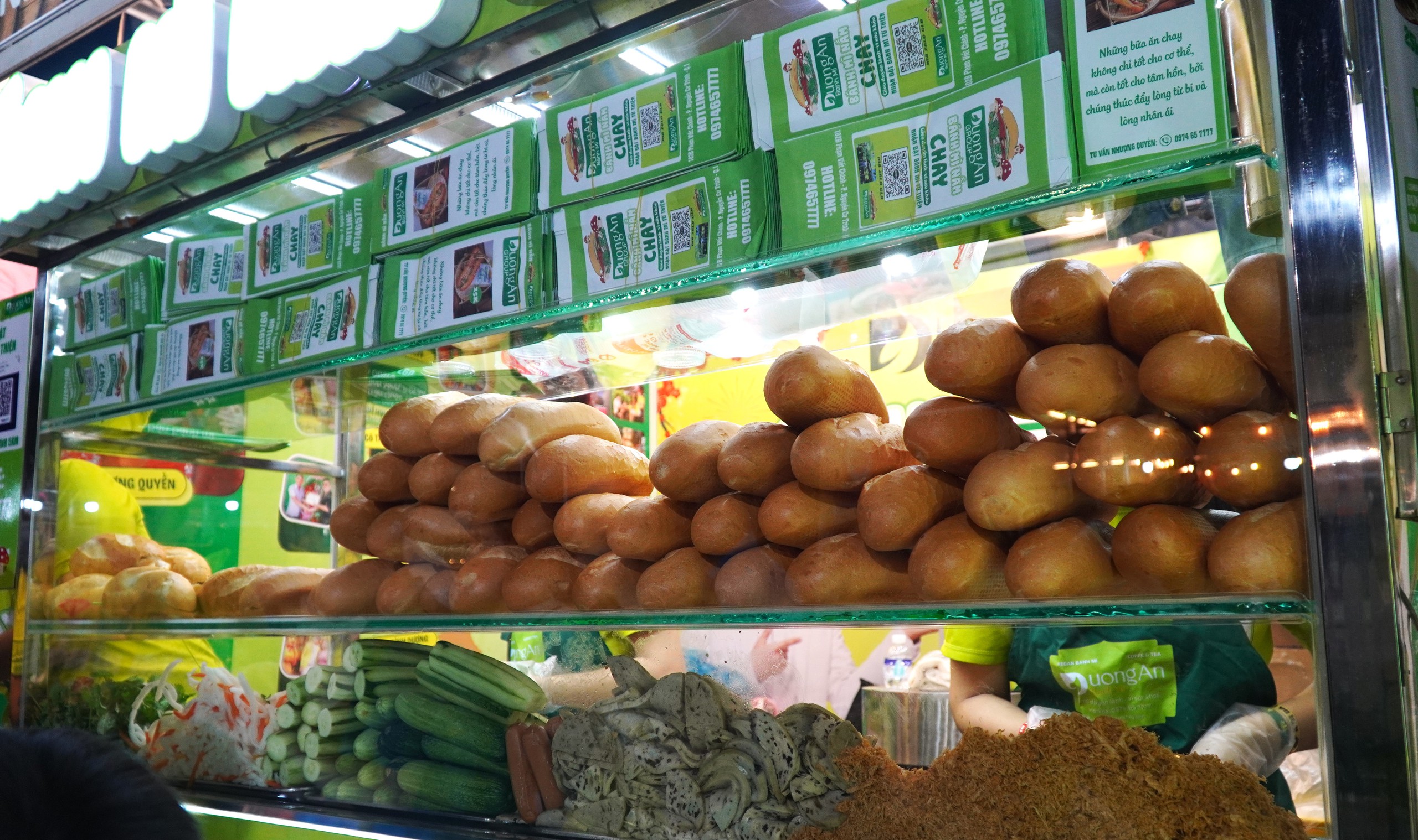 VIDEO: Chen nhau mua b&aacute;nh m&igrave; tại TP HCM- Ảnh 13.