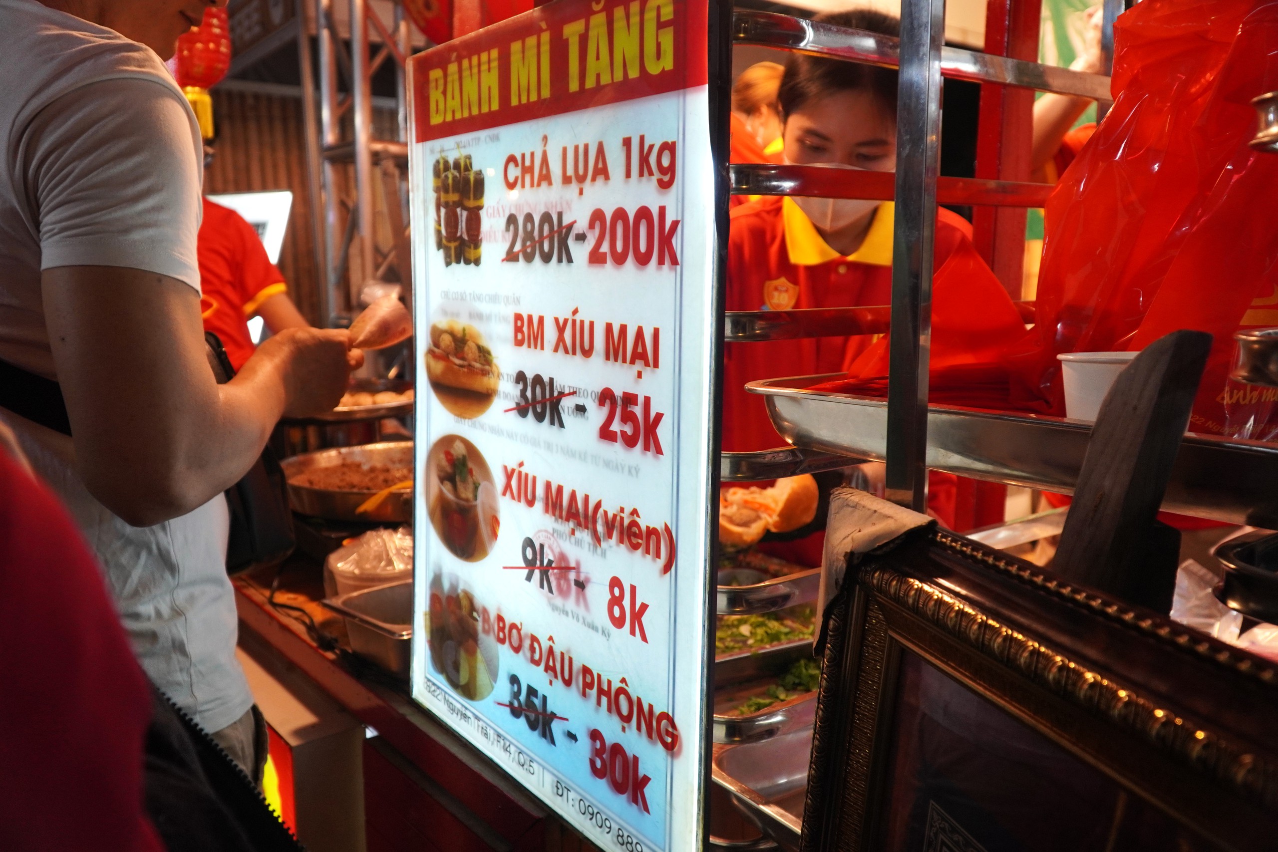 VIDEO: Chen nhau mua b&aacute;nh m&igrave; tại TP HCM- Ảnh 8.