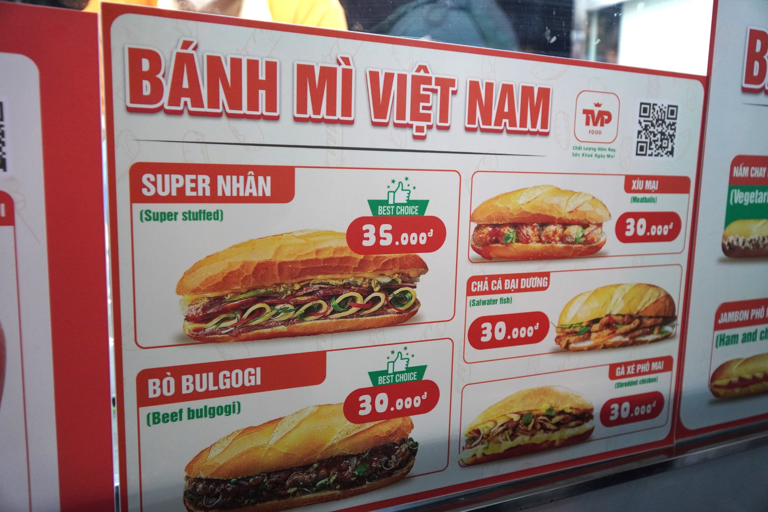 VIDEO: Chen nhau mua b&aacute;nh m&igrave; tại TP HCM- Ảnh 9.
