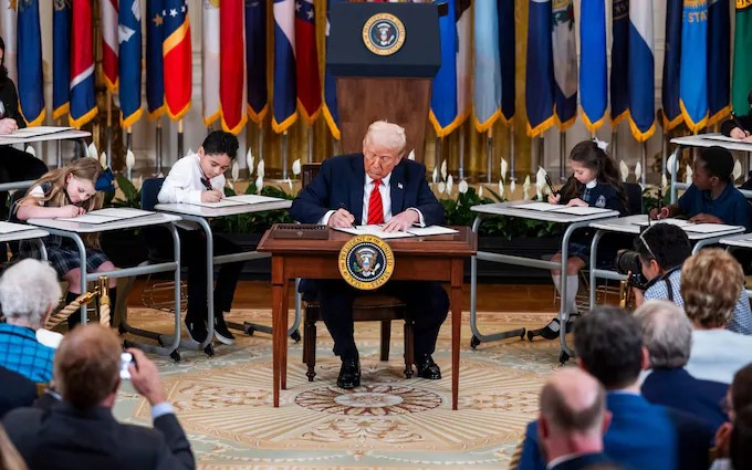 To&agrave;n cảnh sự kiện &ocirc;ng Donald Trump k&iacute; sắc lệnh h&agrave;nh ph&aacute;p tại Nh&agrave; Trắng h&ocirc;m 20-3. Ảnh: EPA