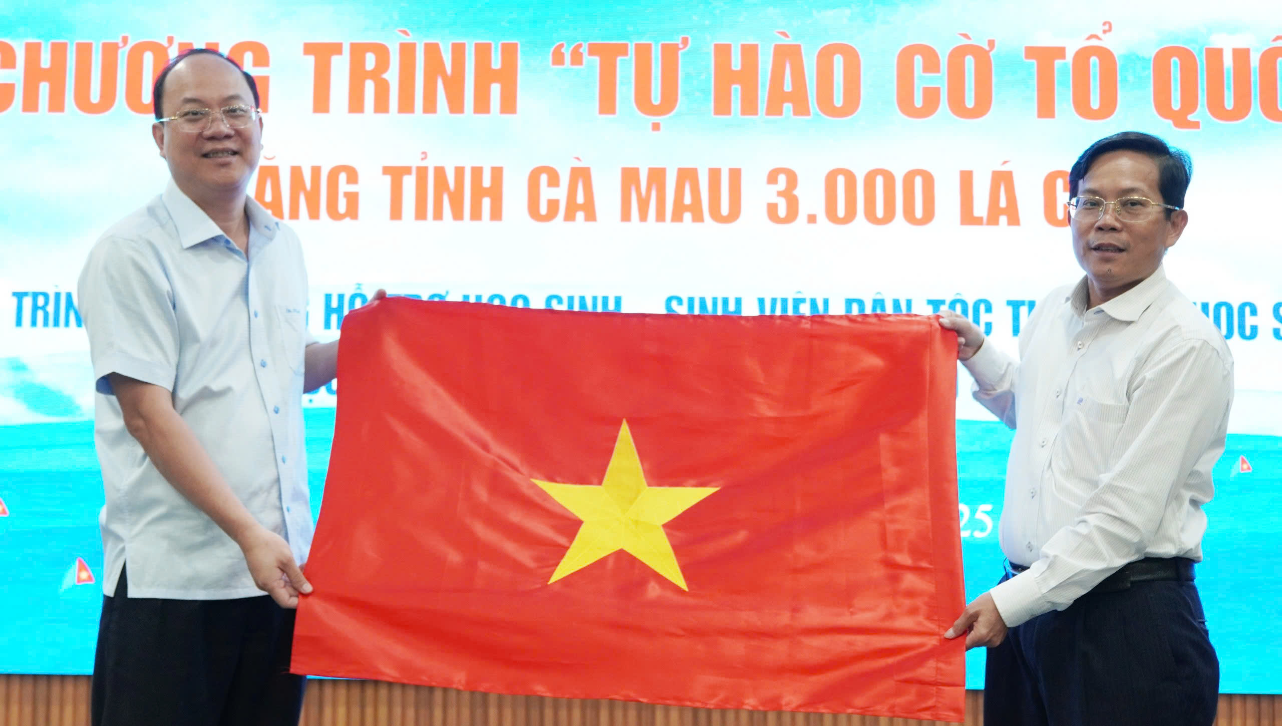 B&aacute;o Người Lao Động trao tặng cờ Tổ quốc v&agrave; học bổng tại C&agrave; Mau v&agrave; Hậu Giang- Ảnh 3.
