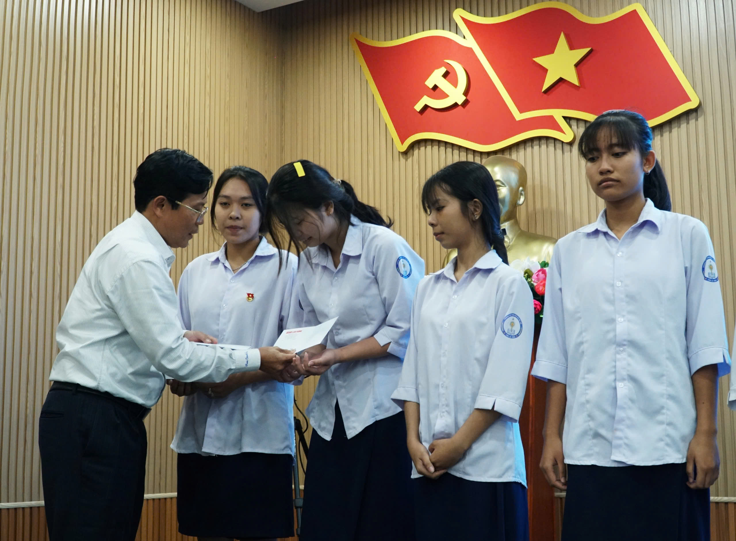 B&aacute;o Người Lao Động trao tặng cờ Tổ quốc v&agrave; học bổng tại C&agrave; Mau v&agrave; Hậu Giang- Ảnh 5.