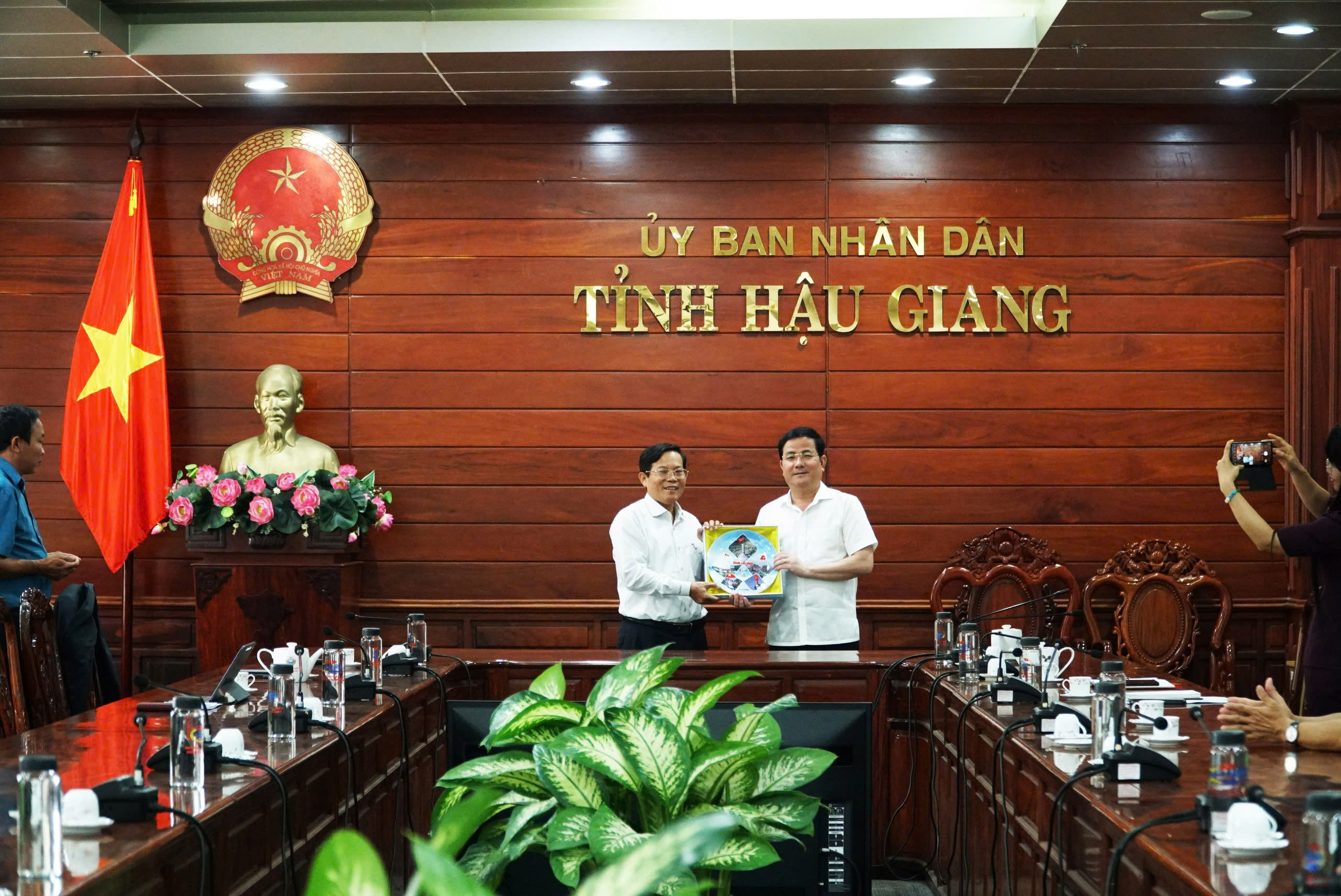 B&aacute;o Người Lao Động trao tặng cờ Tổ quốc v&agrave; học bổng tại C&agrave; Mau v&agrave; Hậu Giang- Ảnh 23.