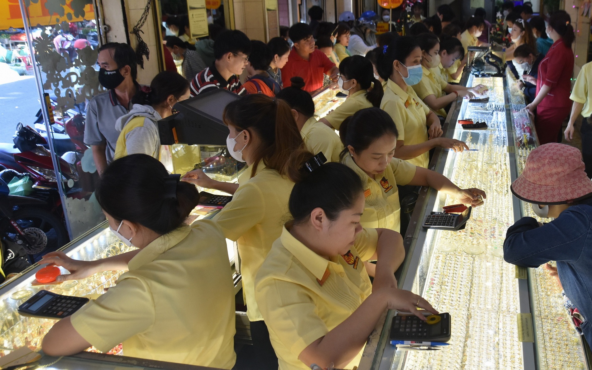 Gi&aacute; v&agrave;ng h&ocirc;m nay, 22-3: Lao xuống rồi bất ngờ đi l&ecirc;n