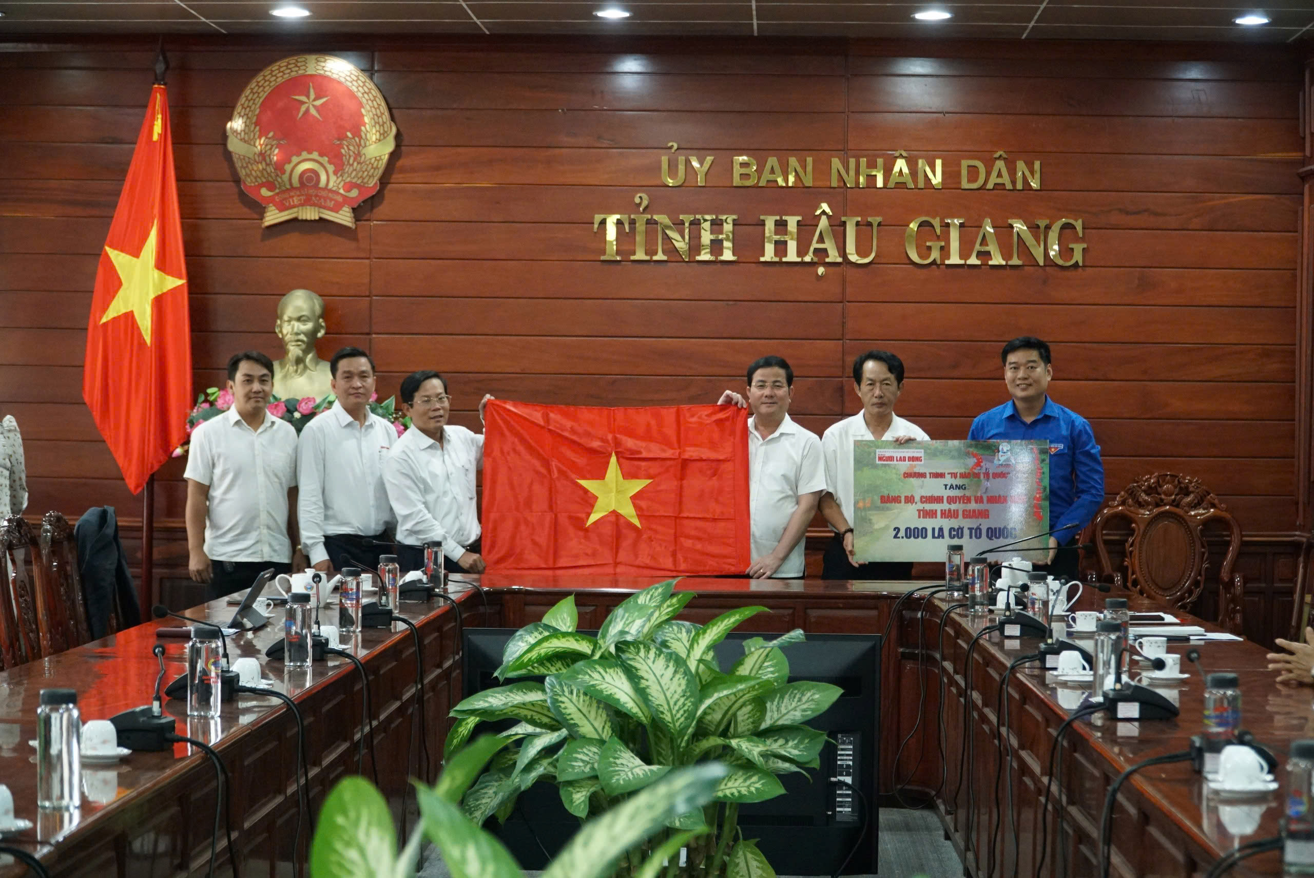 B&aacute;o Người Lao Động trao tặng cờ Tổ quốc v&agrave; học bổng tại C&agrave; Mau v&agrave; Hậu Giang- Ảnh 21.