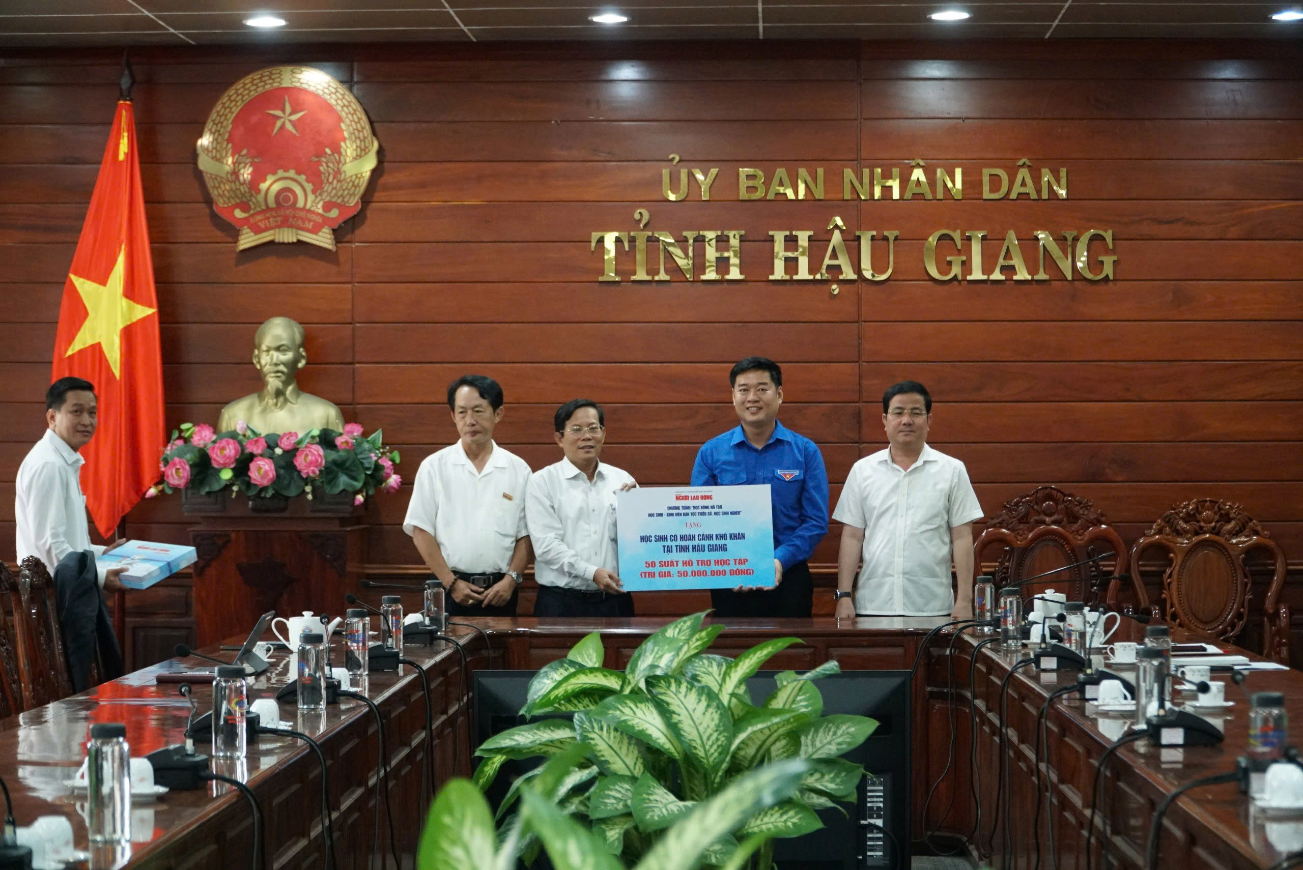 B&aacute;o Người Lao Động trao tặng cờ Tổ quốc v&agrave; học bổng tại C&agrave; Mau v&agrave; Hậu Giang- Ảnh 22.