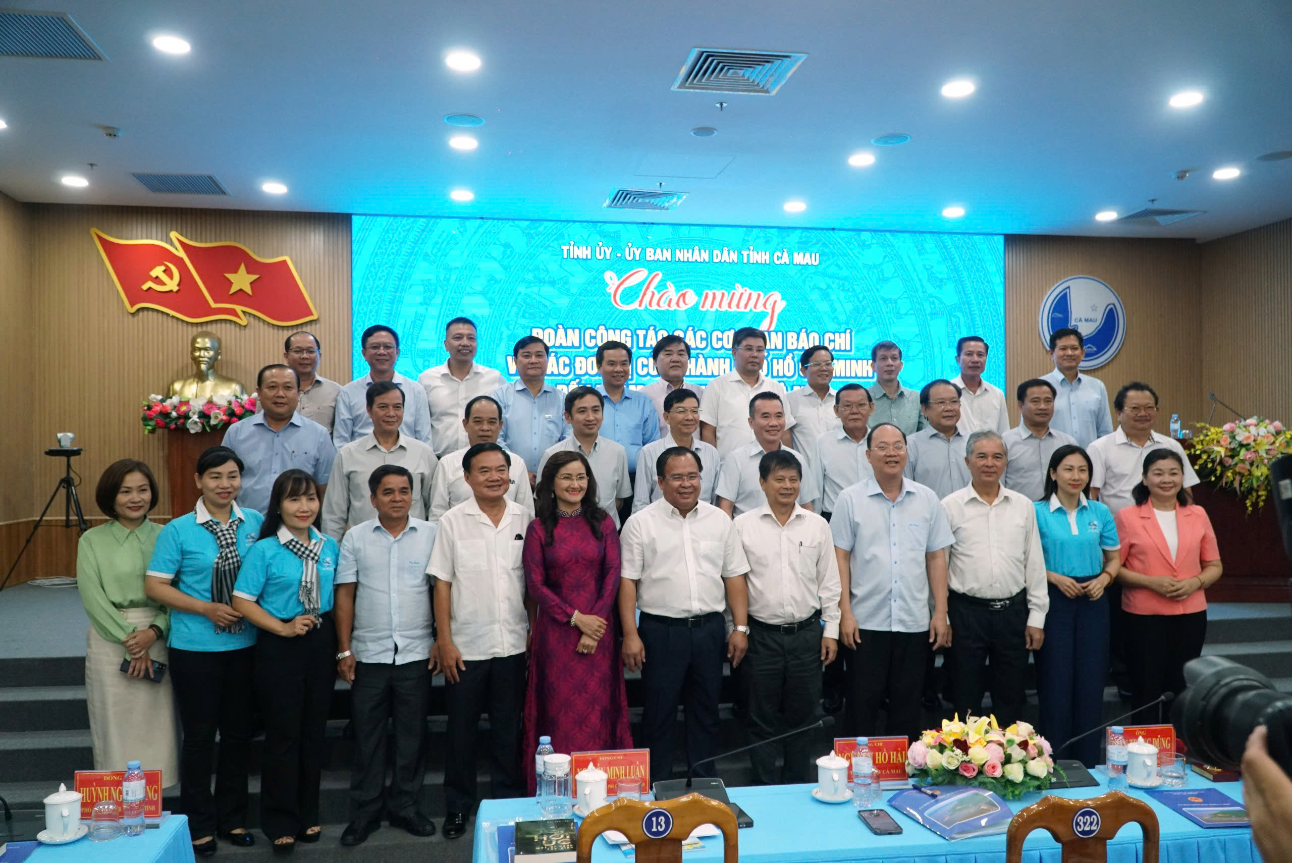 B&aacute;o Người Lao Động trao tặng cờ Tổ quốc v&agrave; học bổng tại C&agrave; Mau v&agrave; Hậu Giang- Ảnh 20.