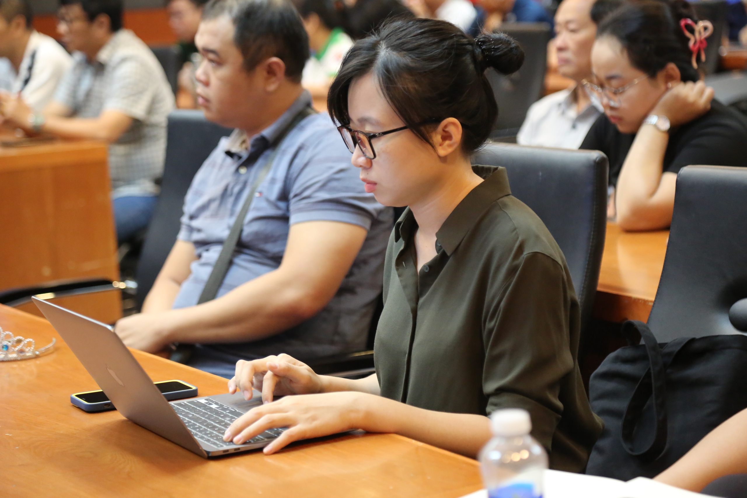 Lần đầu ti&ecirc;n c&ocirc;ng chức TP HCM được đ&agrave;o tạo AI b&agrave;i bản- Ảnh 1.