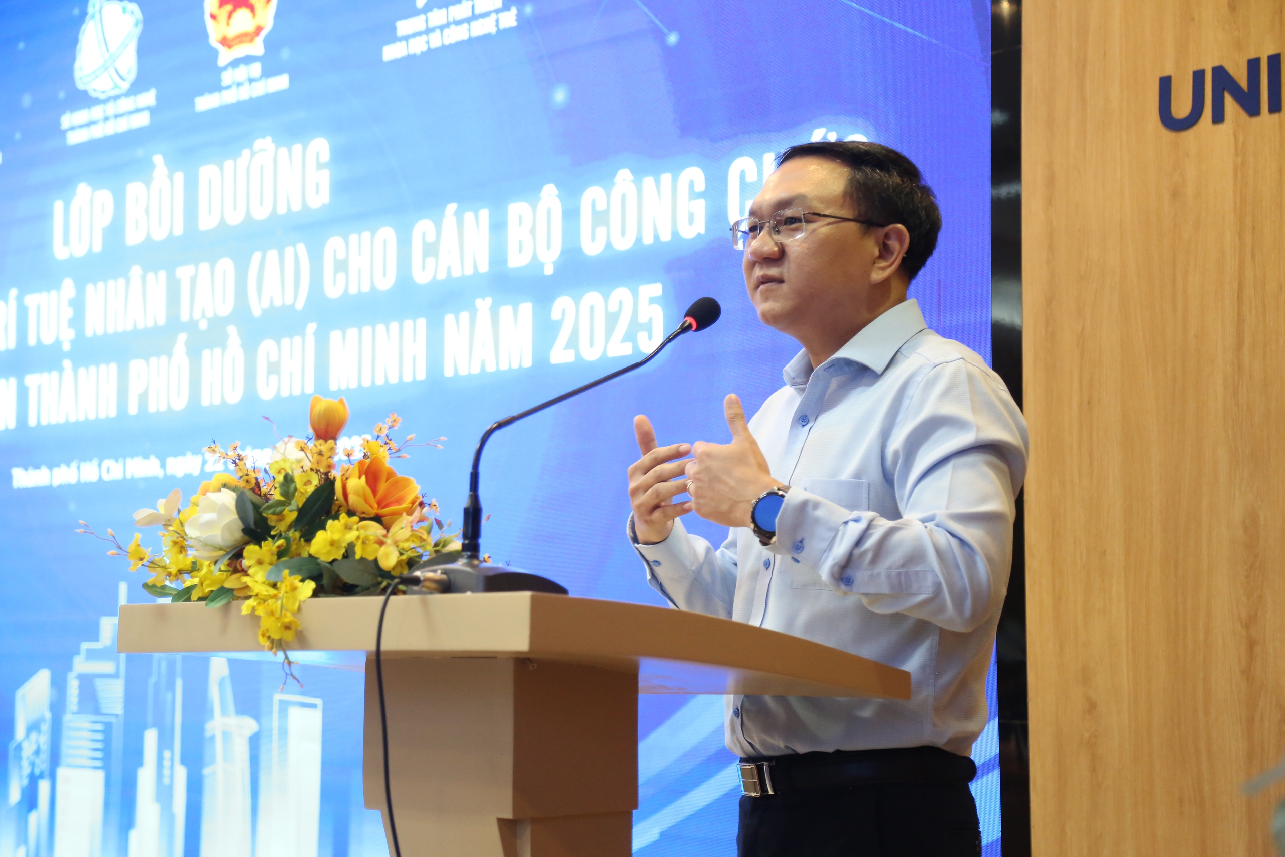 Lần đầu ti&ecirc;n c&ocirc;ng chức TP HCM được đ&agrave;o tạo AI b&agrave;i bản- Ảnh 3.