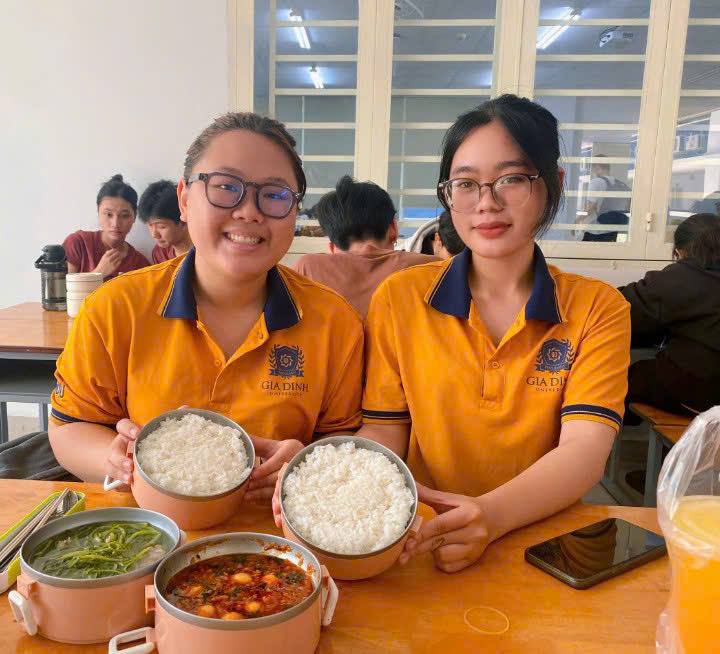 Mỹ Ph&uacute;c (b&igrave;a phải) c&ugrave;ng bạn th&acirc;n thưởng thức bữa cơm tự nấu