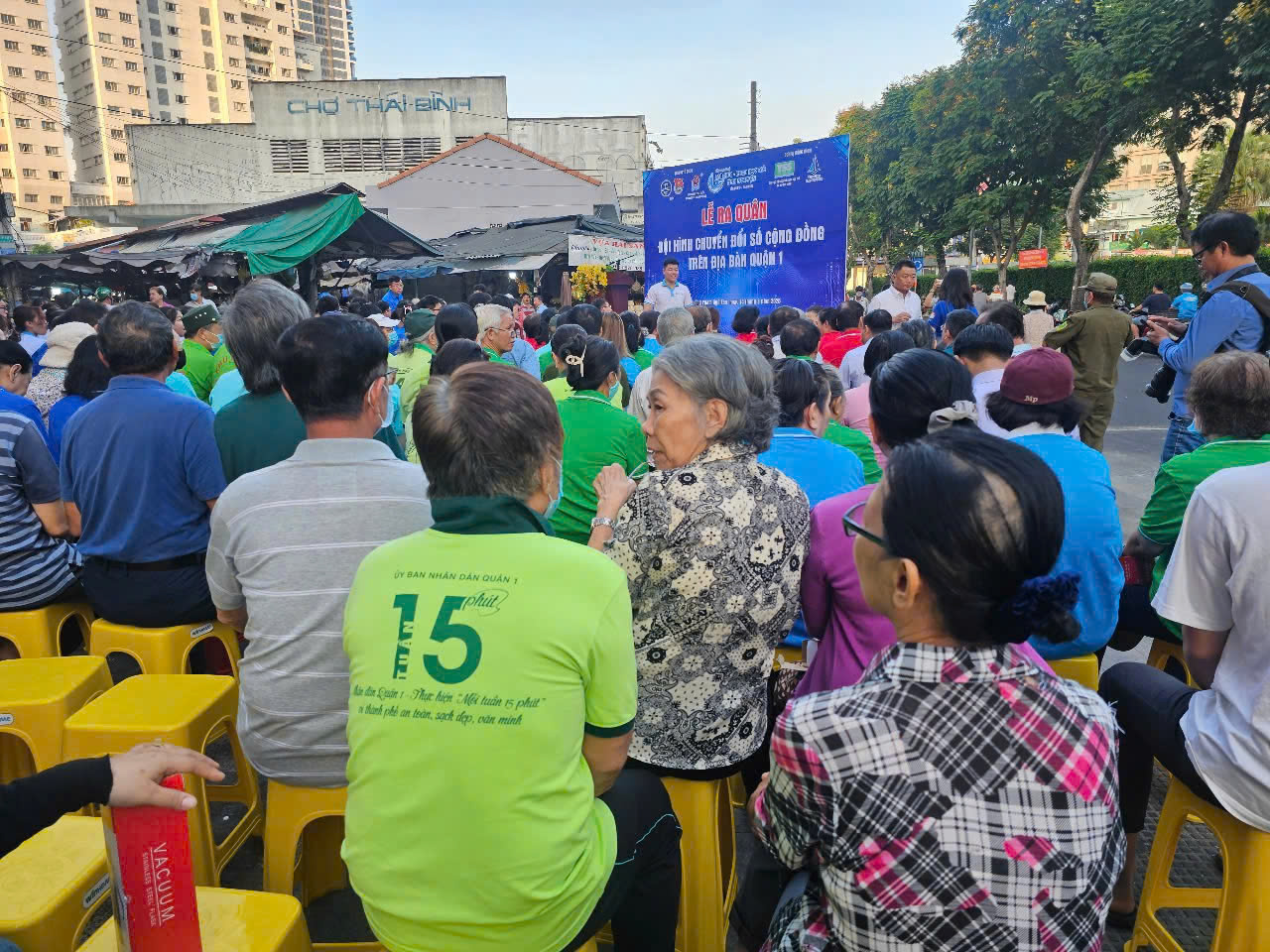 Ra qu&acirc;n Đội h&igrave;nh chuyển đổi số cộng đồng tr&ecirc;n địa b&agrave;n quận 1, TP HCM   Ảnh: L&ecirc; Tỉnh