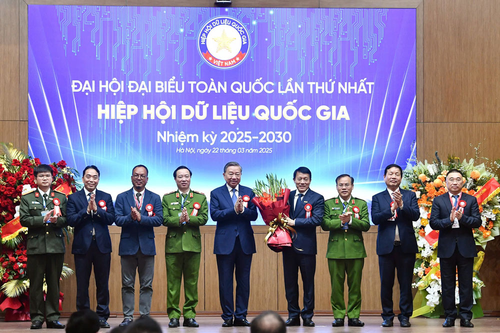 Tổng B&iacute; thư T&ocirc; L&acirc;m tặng hoa ch&uacute;c mừng Ban Thường vụ Hiệp hội Dữ liệu quốc gia. Ảnh: MINH PHONG
