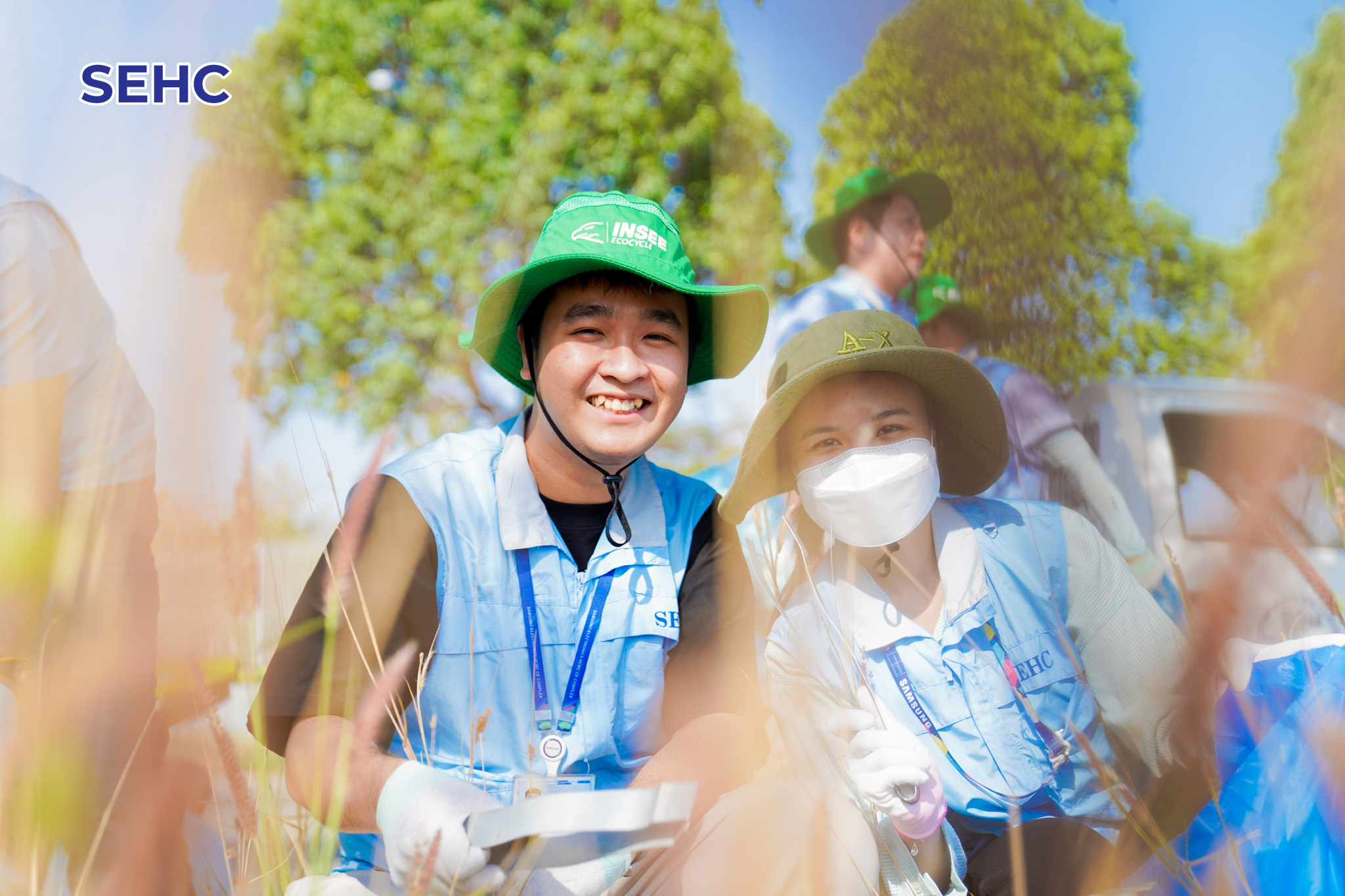 Chuyện lạ: Tổng gi&aacute;m đốc nước ngo&agrave;i v&aacute;c cuốc, c&ugrave;ng c&ocirc;ng nh&acirc;n đi bới r&aacute;c- Ảnh 4.