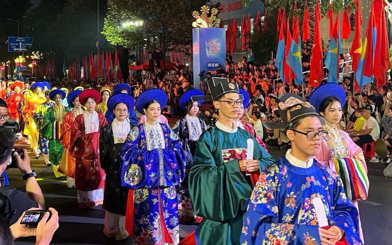 Hàng nghìn bạn trẻ đồng diễn Việt phục trong ngày hội "Tóc xanh vạt áo"