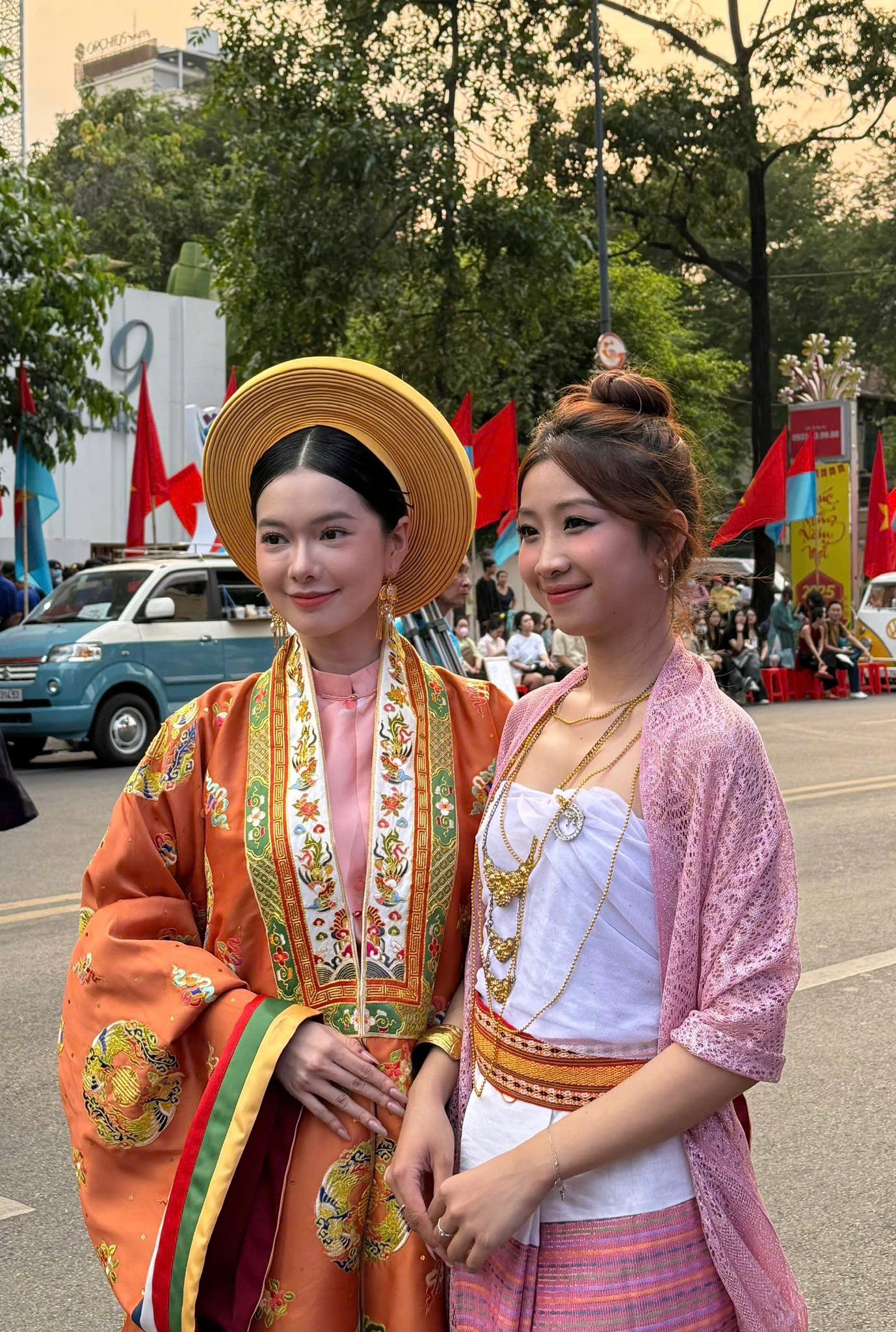 H&agrave;ng ngh&igrave;n bạn trẻ đồng diễn Việt phục trong ng&agrave;y hội "T&oacute;c xanh vạt &aacute;o"- Ảnh 3.