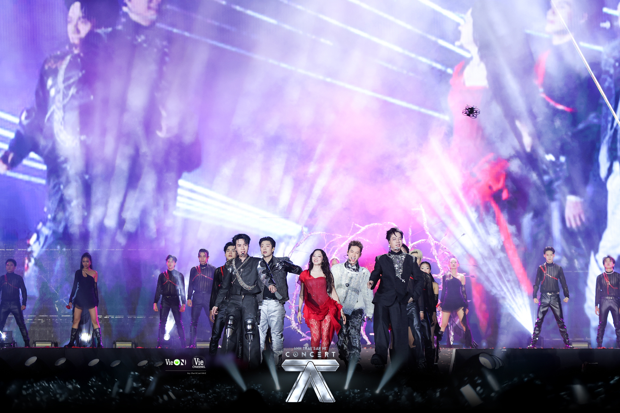 C&aacute;c anh trai b&ugrave;ng nổ cảm x&uacute;c trong đ&ecirc;m nhạc- Ảnh 7.
