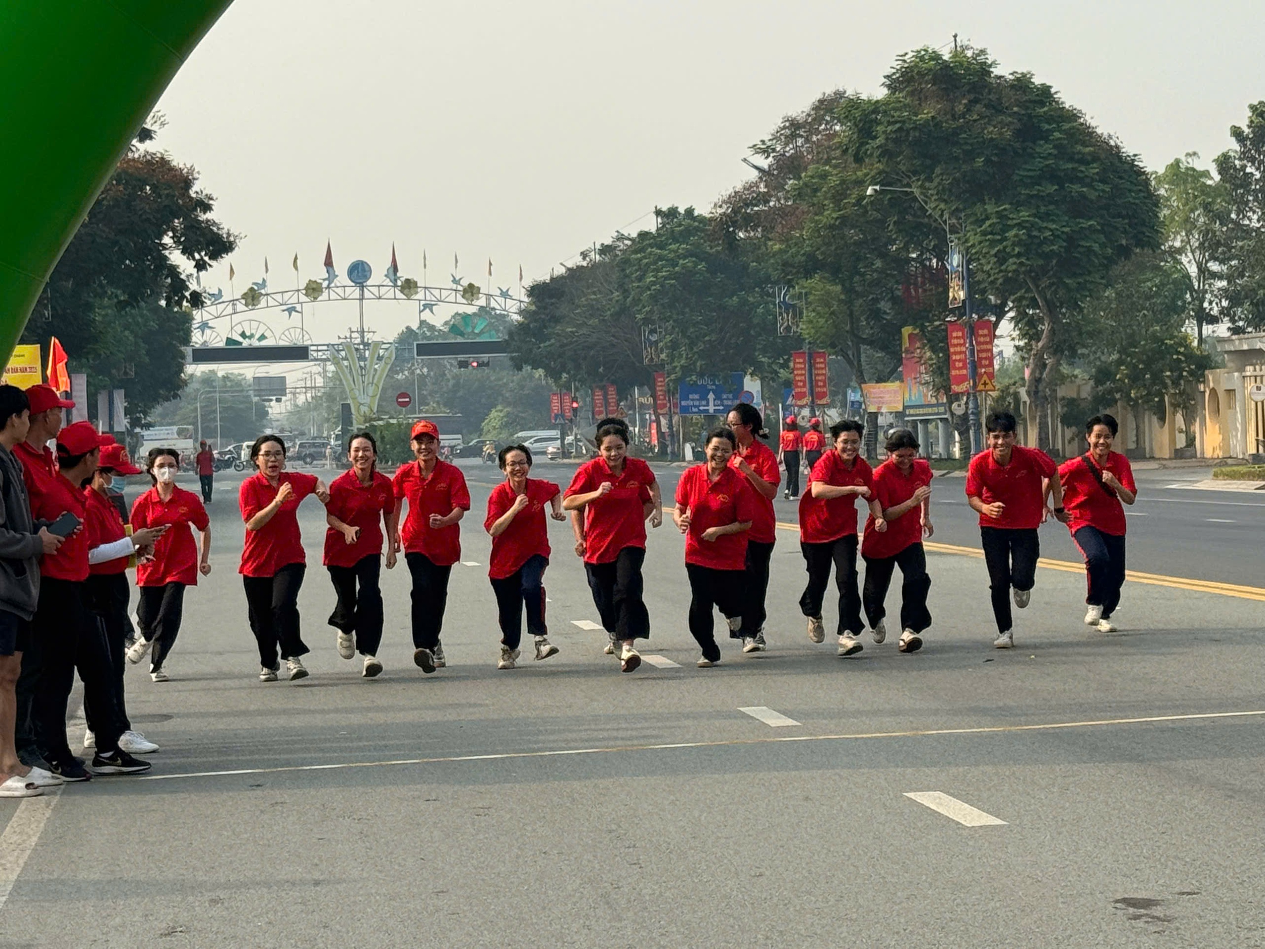 Rộn r&agrave;ng "Ng&agrave;y chạy Olympic v&igrave; sức khỏe to&agrave;n d&acirc;n" tại B&igrave;nh Ch&aacute;nh- Ảnh 9.