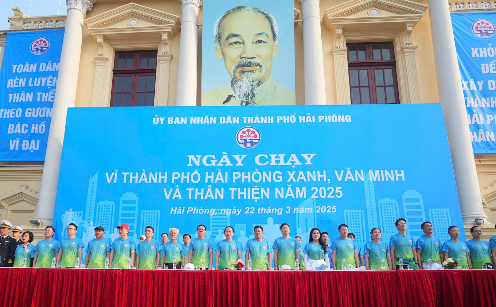 B&iacute; thư Th&agrave;nh ủy Hải Ph&ograve;ng xuống đường chạy v&igrave; th&agrave;nh phố xanh, th&acirc;n thiện- Ảnh 1.