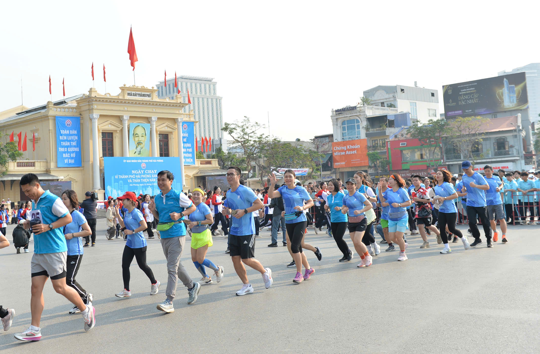B&iacute; thư Th&agrave;nh ủy Hải Ph&ograve;ng xuống đường chạy v&igrave; th&agrave;nh phố xanh, th&acirc;n thiện- Ảnh 7.