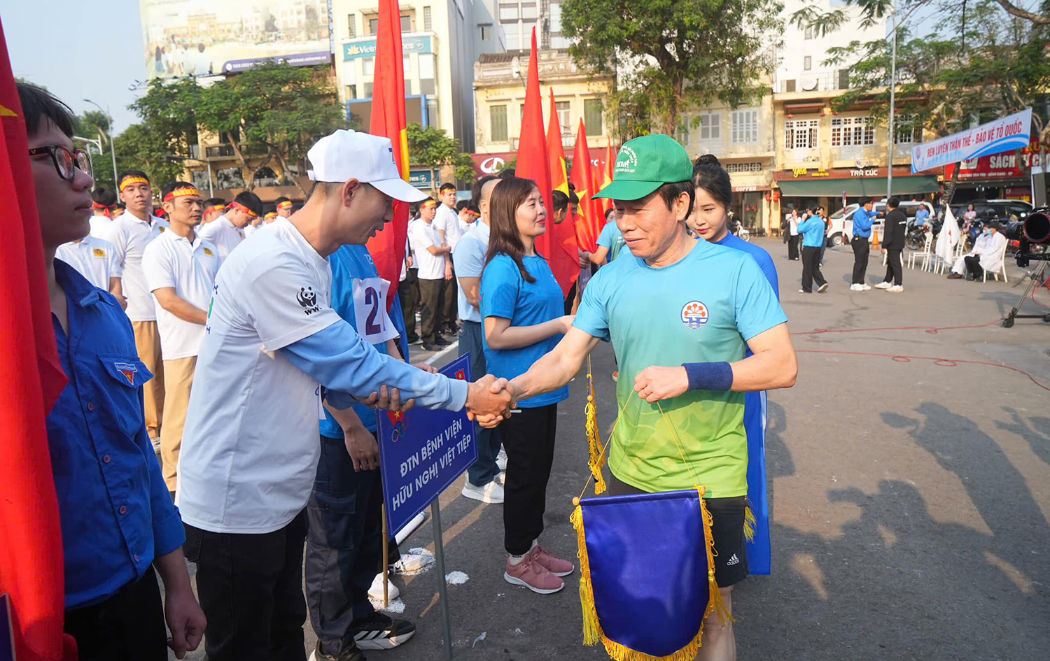 B&iacute; thư Th&agrave;nh ủy Hải Ph&ograve;ng xuống đường chạy v&igrave; th&agrave;nh phố xanh, th&acirc;n thiện- Ảnh 4.