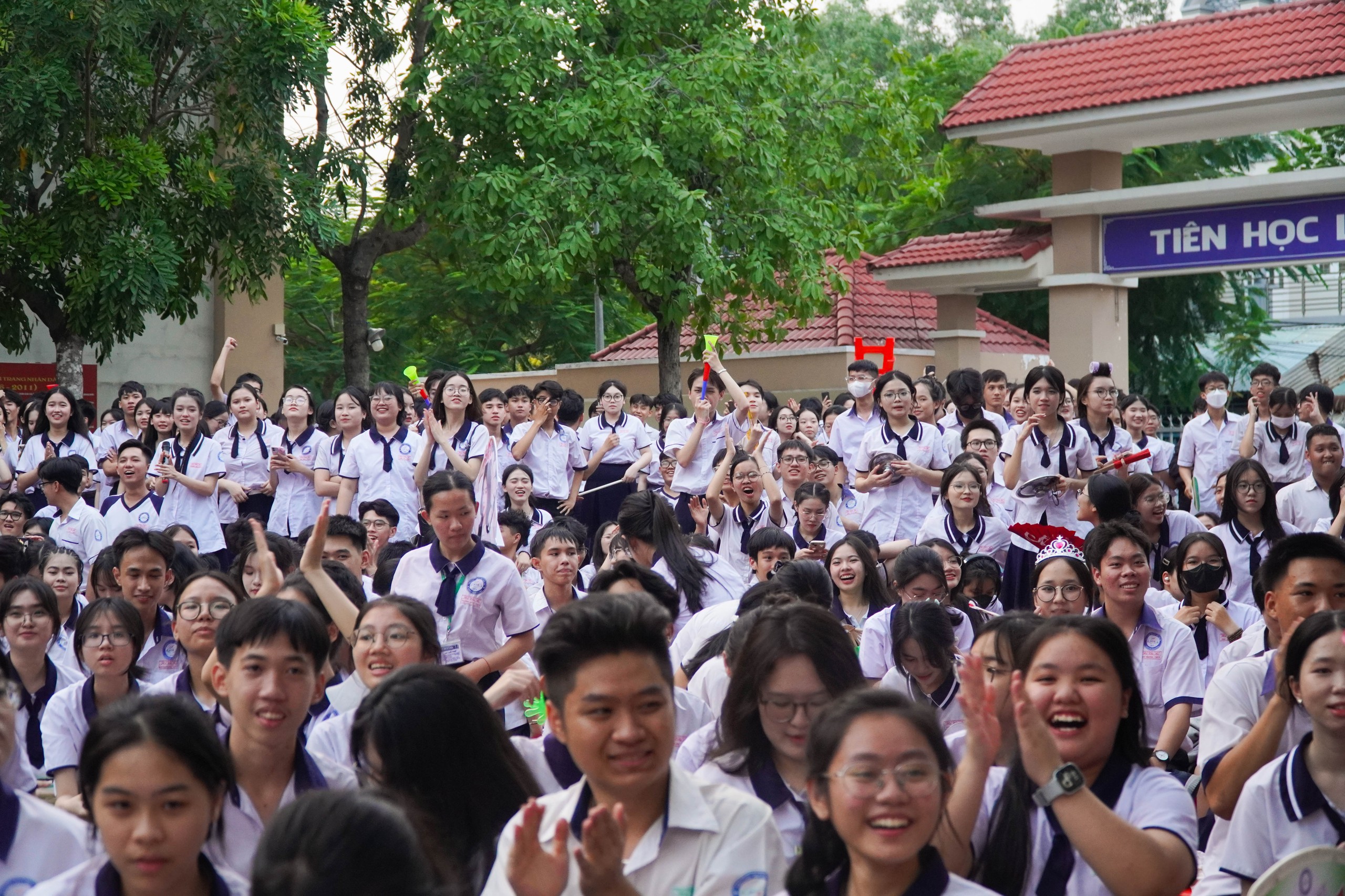 Kh&ocirc;ng cần đi concert, học sinh TP HCM "ch&aacute;y" hết m&igrave;nh ngay tại trường- Ảnh 1.