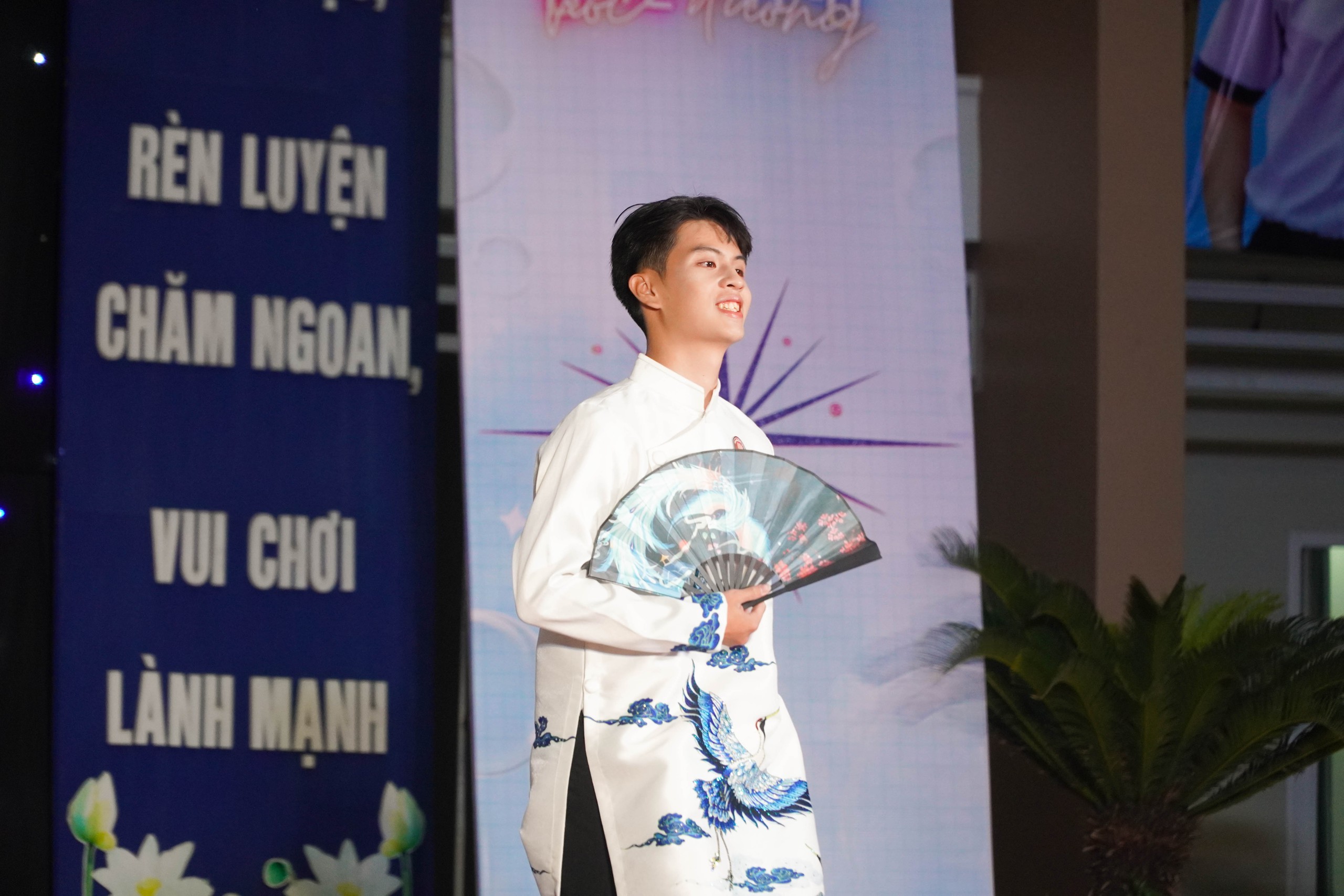 Kh&ocirc;ng cần đi concert, học sinh TP HCM "ch&aacute;y" hết m&igrave;nh ngay tại trường- Ảnh 16.