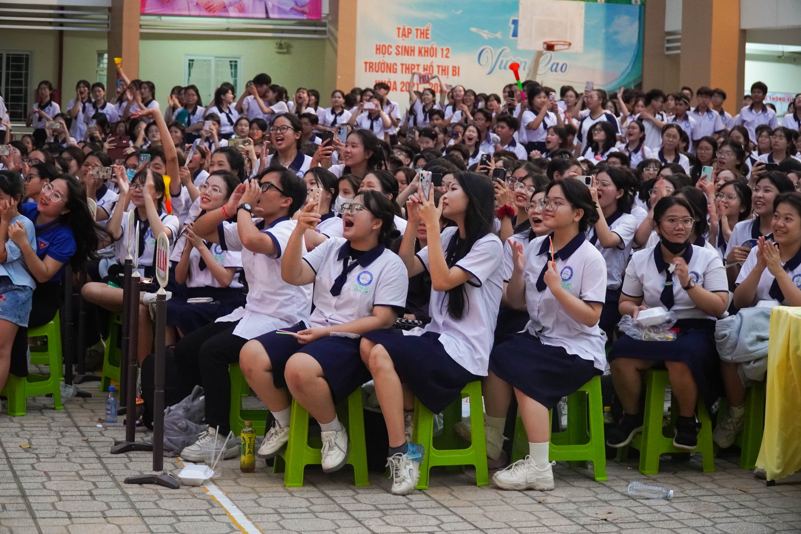 Kh&ocirc;ng cần đi concert, học sinh TP HCM "ch&aacute;y" hết m&igrave;nh ngay tại trường- Ảnh 9.