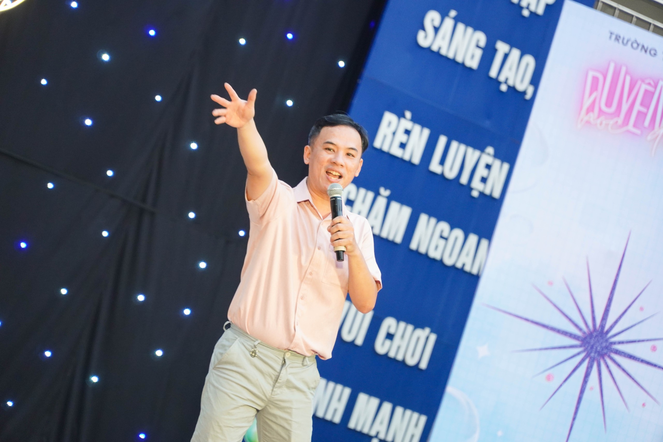 Kh&ocirc;ng cần đi concert, học sinh TP HCM "ch&aacute;y" hết m&igrave;nh ngay tại trường- Ảnh 3.
