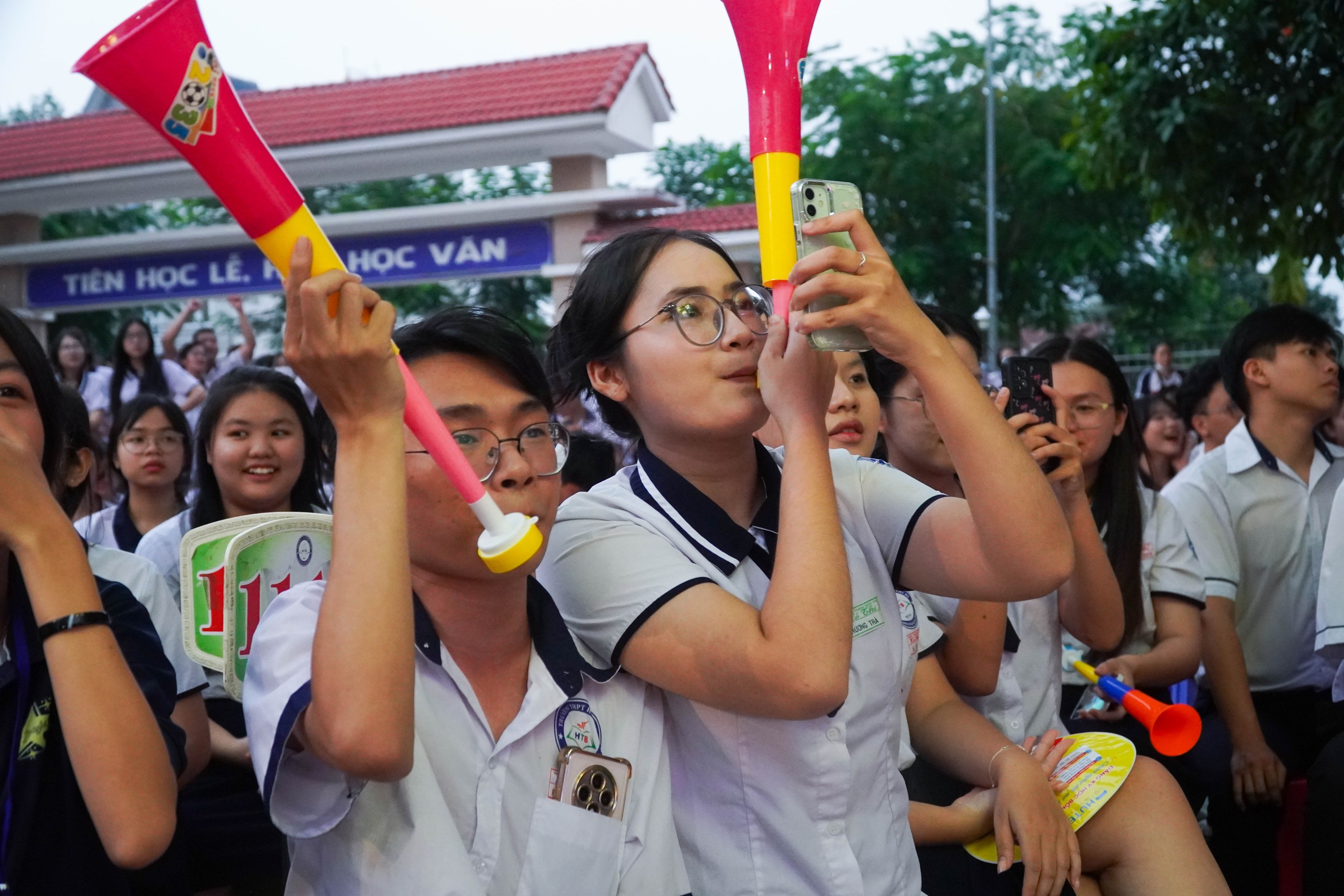 Kh&ocirc;ng cần đi concert, học sinh TP HCM "ch&aacute;y" hết m&igrave;nh ngay tại trường- Ảnh 2.