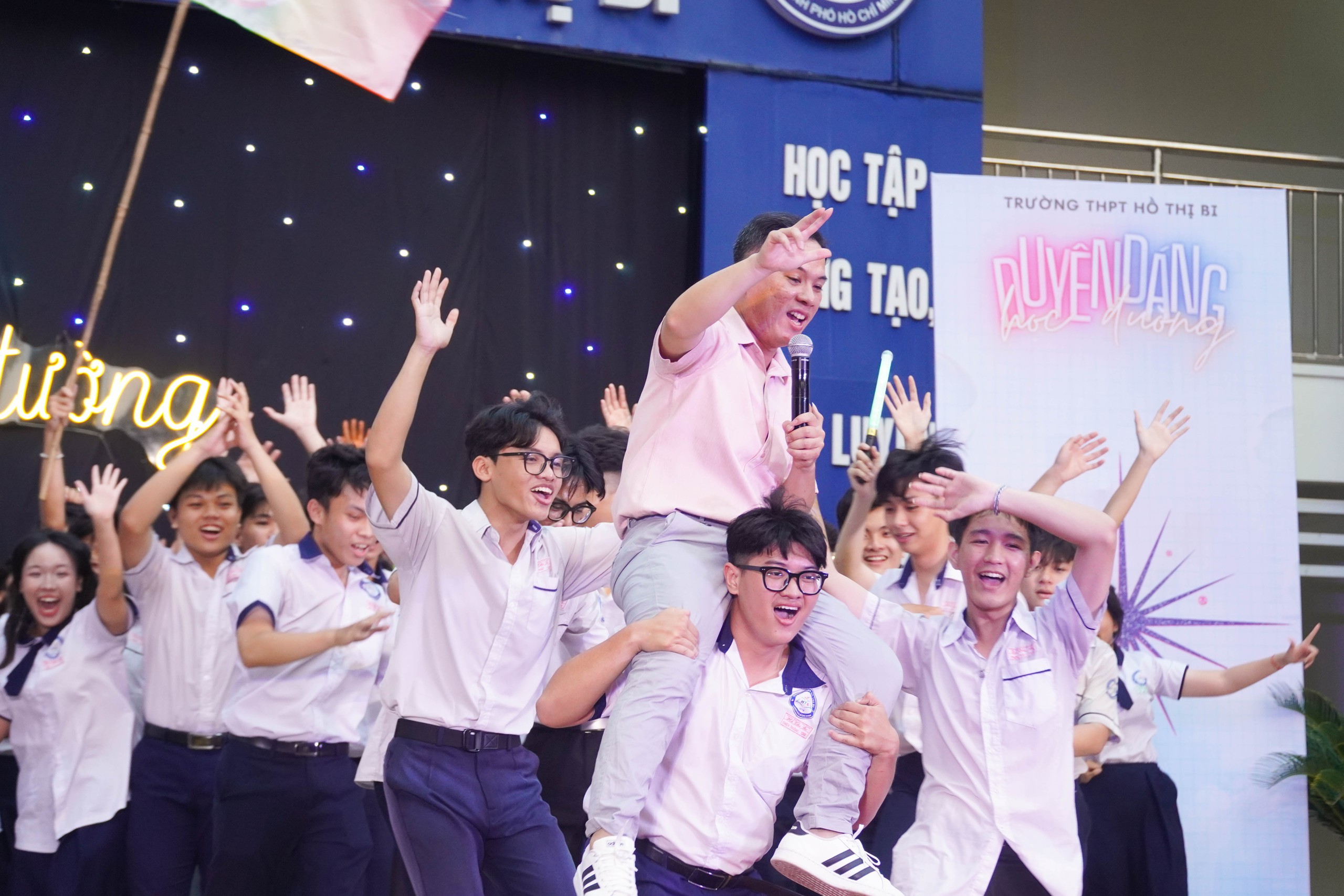Kh&ocirc;ng cần đi concert, học sinh TP HCM "ch&aacute;y" hết m&igrave;nh ngay tại trường- Ảnh 4.