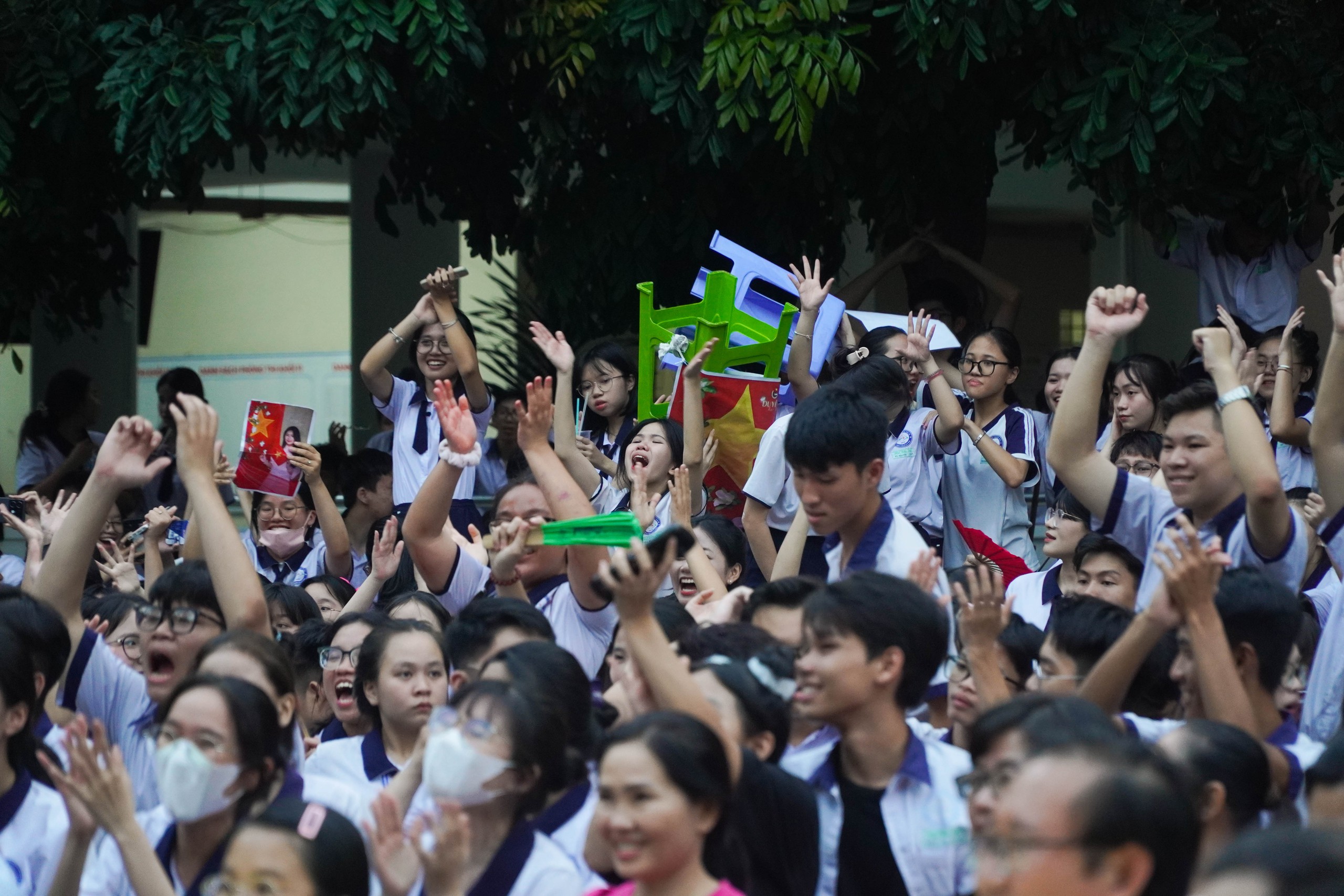 Kh&ocirc;ng cần đi concert, học sinh TP HCM "ch&aacute;y" hết m&igrave;nh ngay tại trường- Ảnh 7.