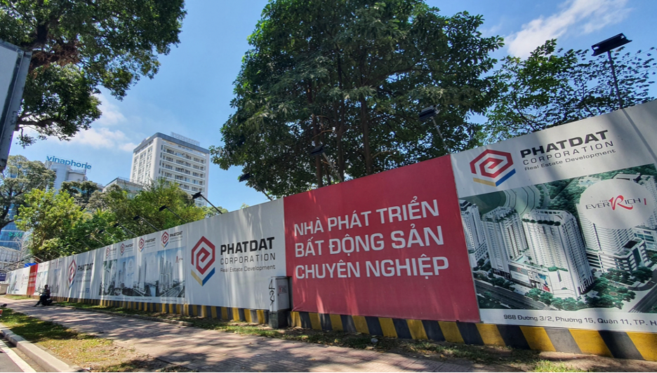 Hai c&aacute; nh&acirc;n bị phạt 3 tỉ đồng v&igrave; d&ugrave;ng 164 t&agrave;i khoản để thao t&uacute;ng cổ phiếu Ph&aacute;t Đạt- Ảnh 1.