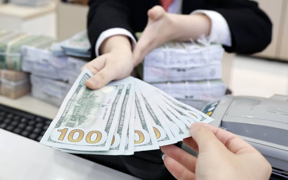 Tỉ gi&aacute; USD trong nước bất ngờ tăng cao d&ugrave; thế giới giảm s&acirc;u, v&igrave; sao?