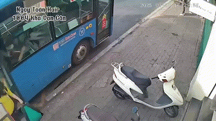 TP HCM: Đ&igrave;nh chỉ t&agrave;i xế xe bu&yacute;t đ&oacute;ng cửa bất cẩn, k&eacute;o  nữ sinh xuống đường- Ảnh 1.