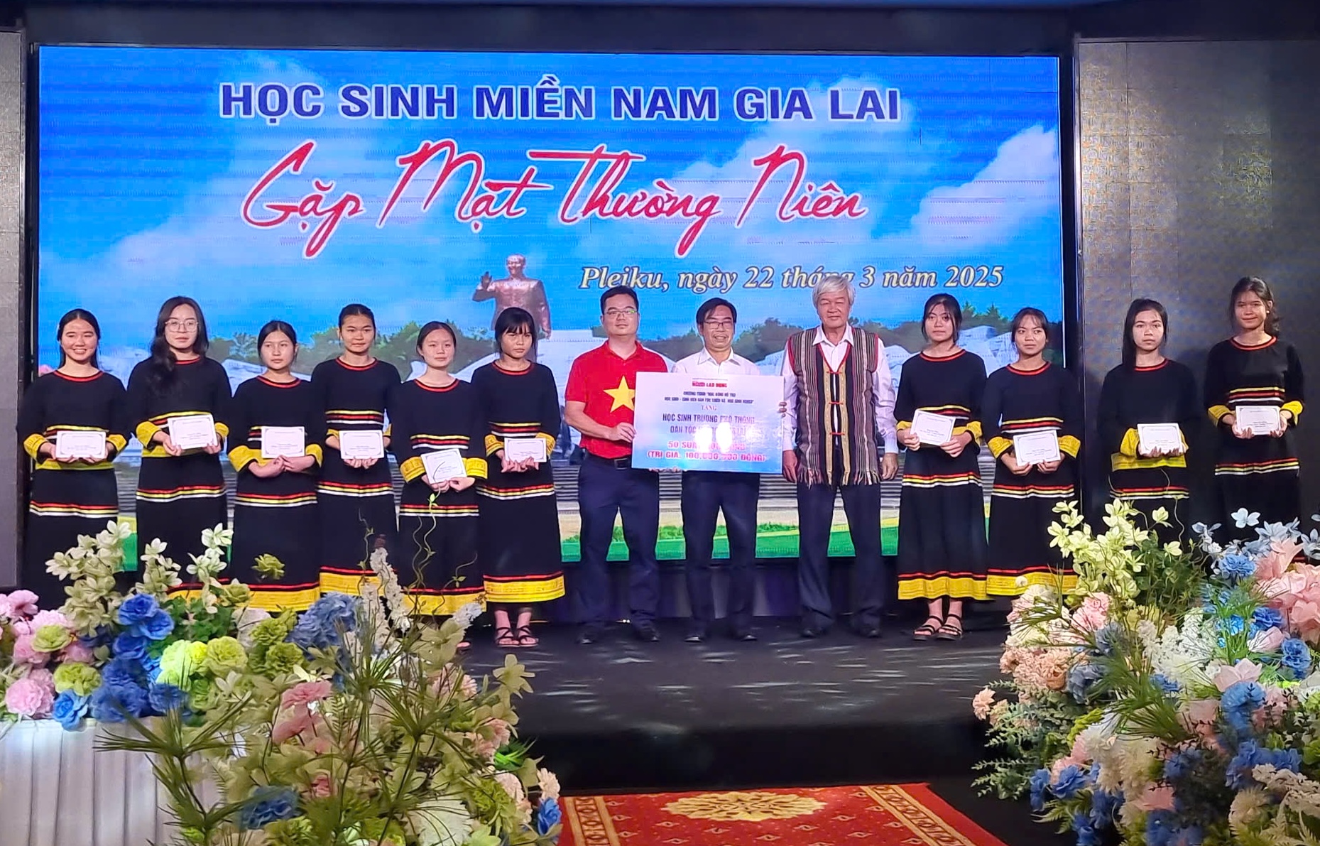 B&aacute;o Người Lao Động trao 100 triệu đồng cho học sinh d&acirc;n tộc thiểu số Gia Lai- Ảnh 1.