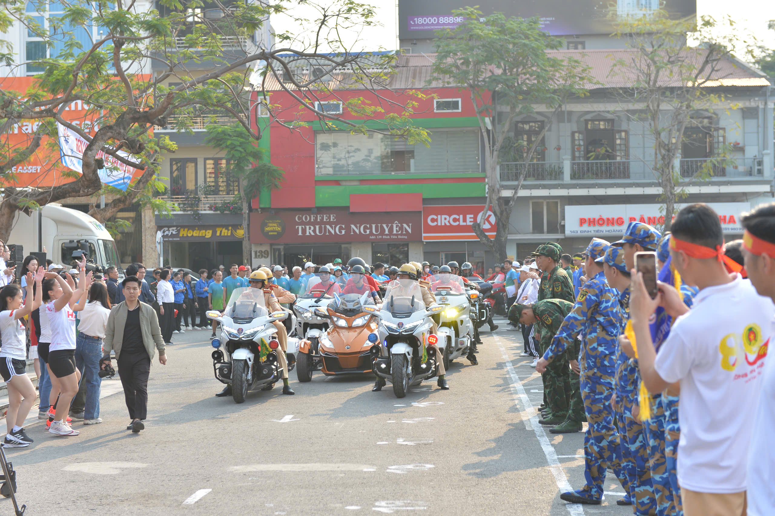 B&iacute; thư Th&agrave;nh ủy Hải Ph&ograve;ng xuống đường chạy v&igrave; th&agrave;nh phố xanh, th&acirc;n thiện- Ảnh 5.