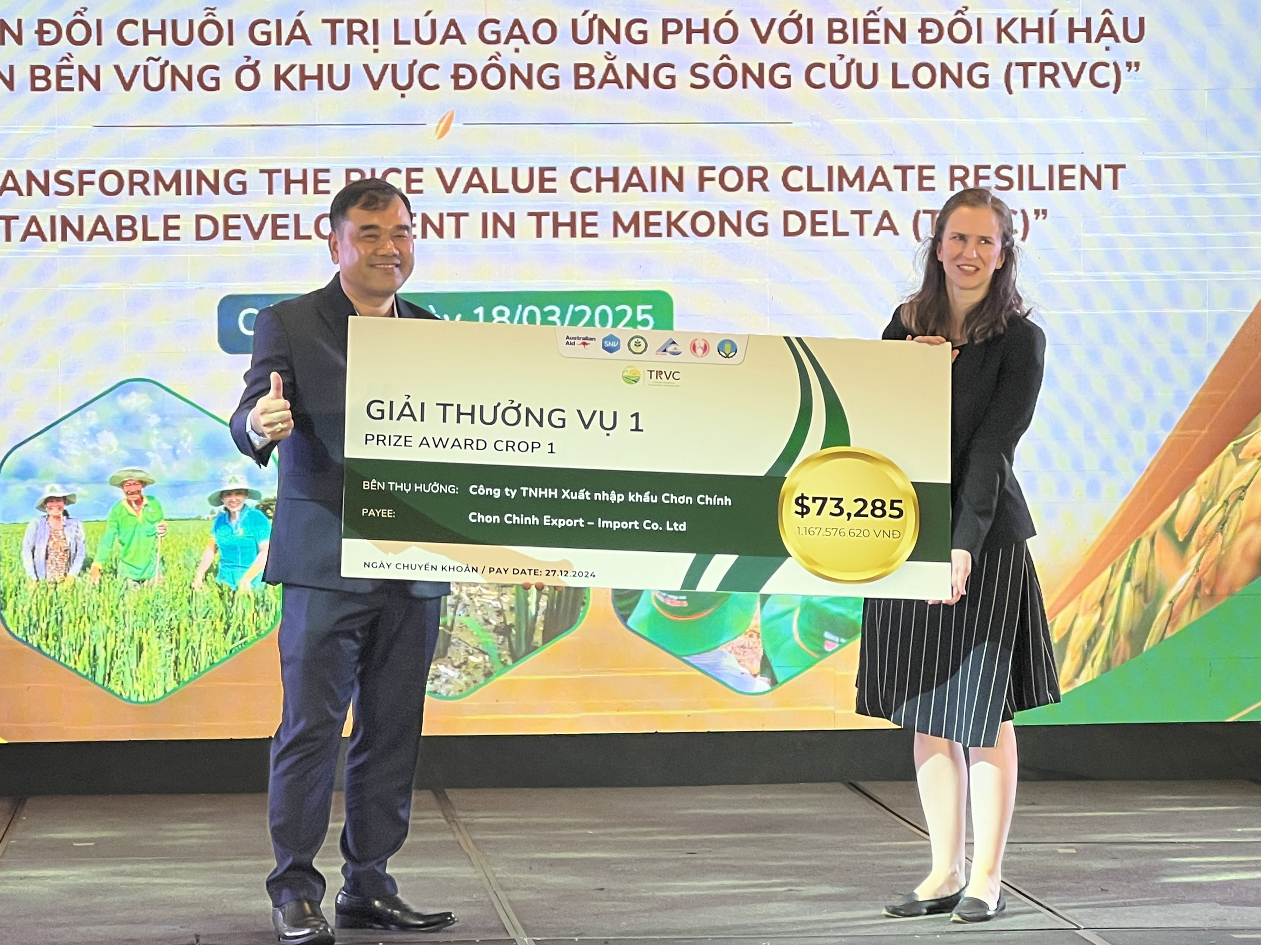 Ban tổ chức trao giải thưởng cao nhất về kết quả thực hiện Dự &aacute;n TRVC cho C&ocirc;ng ty TNHH Xuất nhập khẩu Chơn Ch&iacute;nh